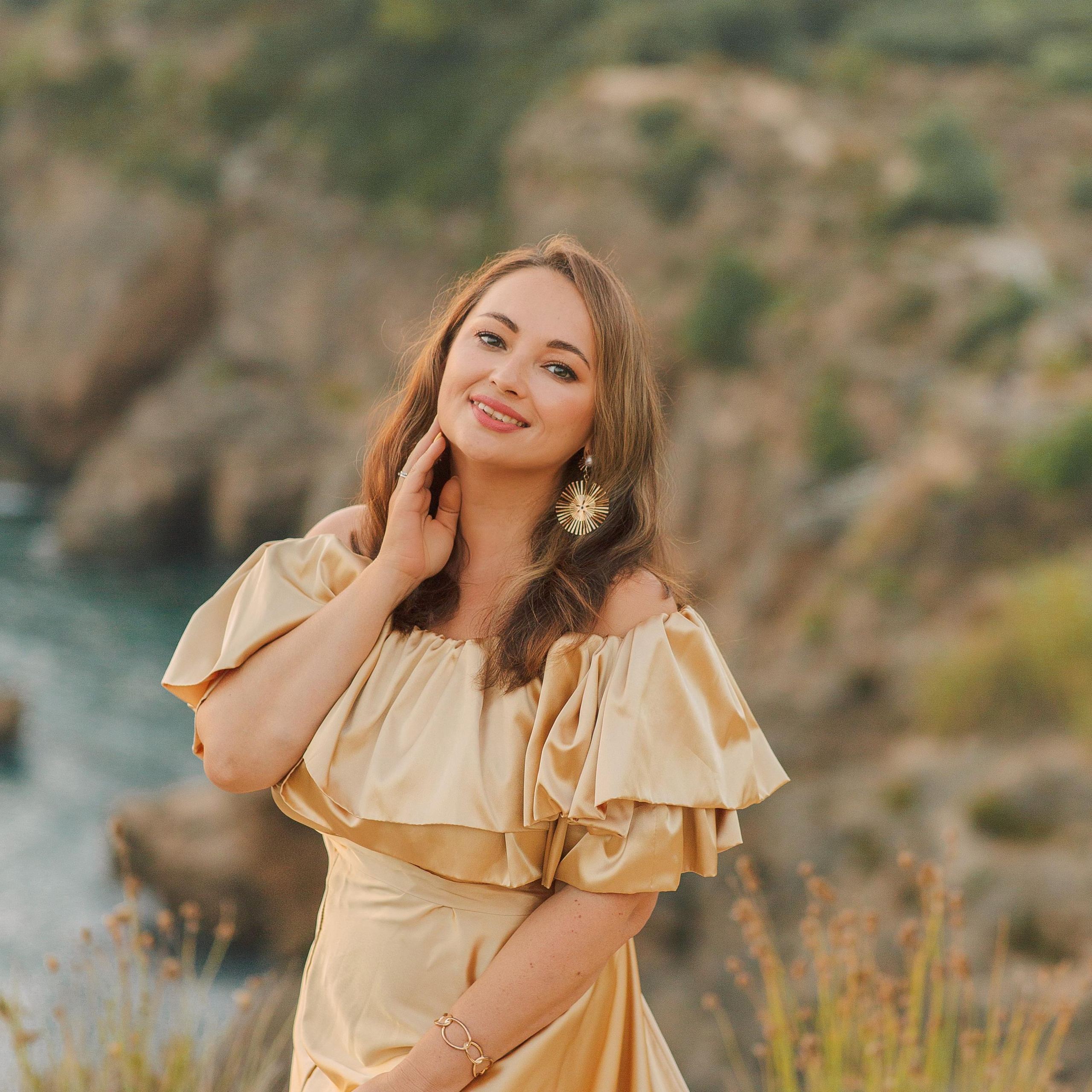 Cliff by the sea. Family photo session. Alsu Develi, Photographer in Turkey, Alanya, Side, Belek, Antalya, Kemer, Turkiye. Photoshooting in Alanya. Photosession in Belek, Side