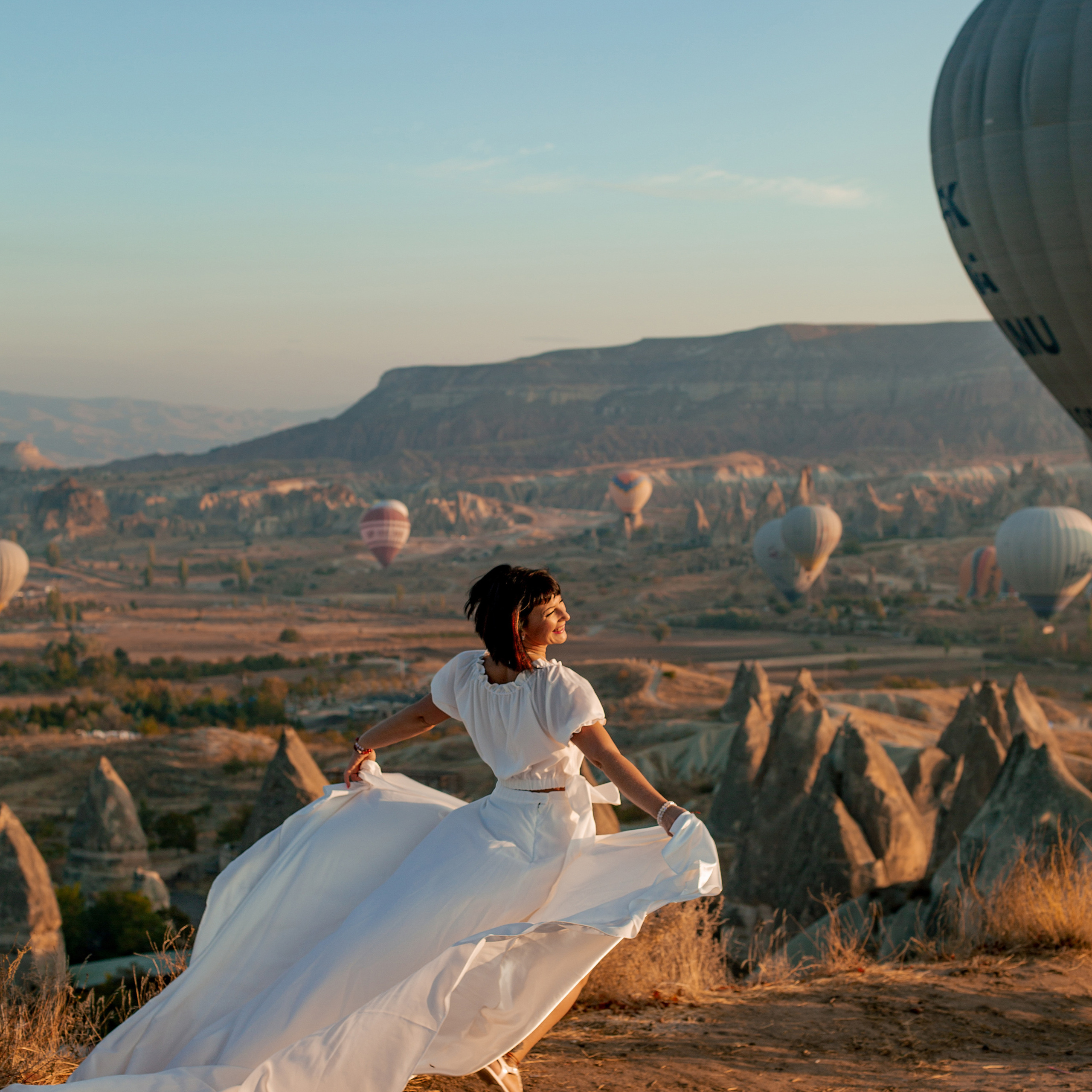 Photo shoot in Cappadocia against the backdrop of floating balloons. Alsu Develi, Photographer in Turkey, Alanya, Side, Belek, Antalya, Kemer, Turkiye. Photoshooting in Alanya. Photosession in Belek, Side