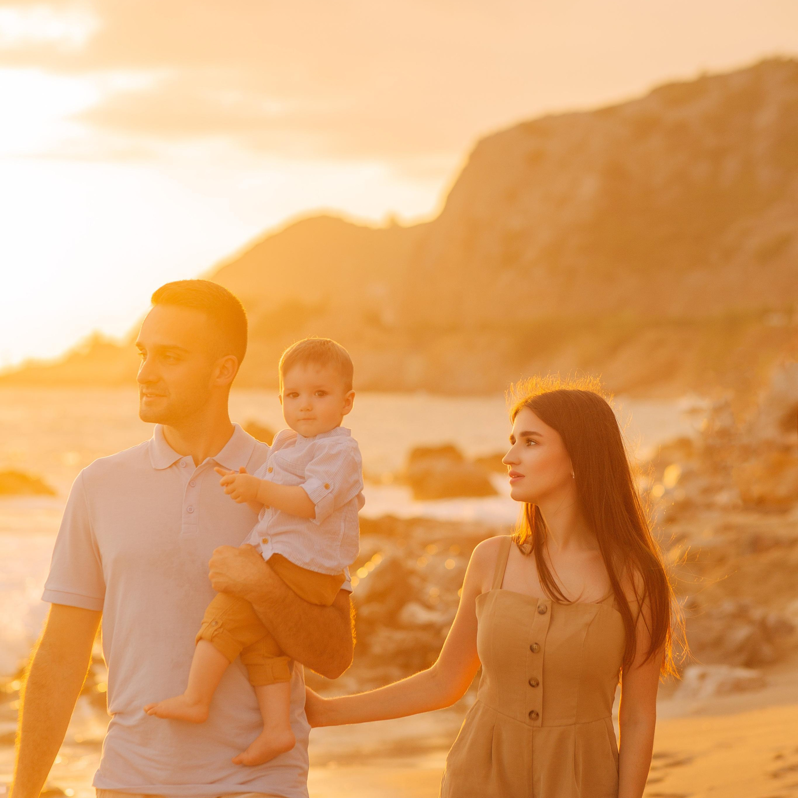 Family photoshoot on Cleopatra Beach Alanya, Antalya. Alsu Develi, Photographer in Turkey, Alanya, Side, Belek, Antalya, Kemer, Turkiye. Photoshooting in Alanya. Photosession in Belek, Side