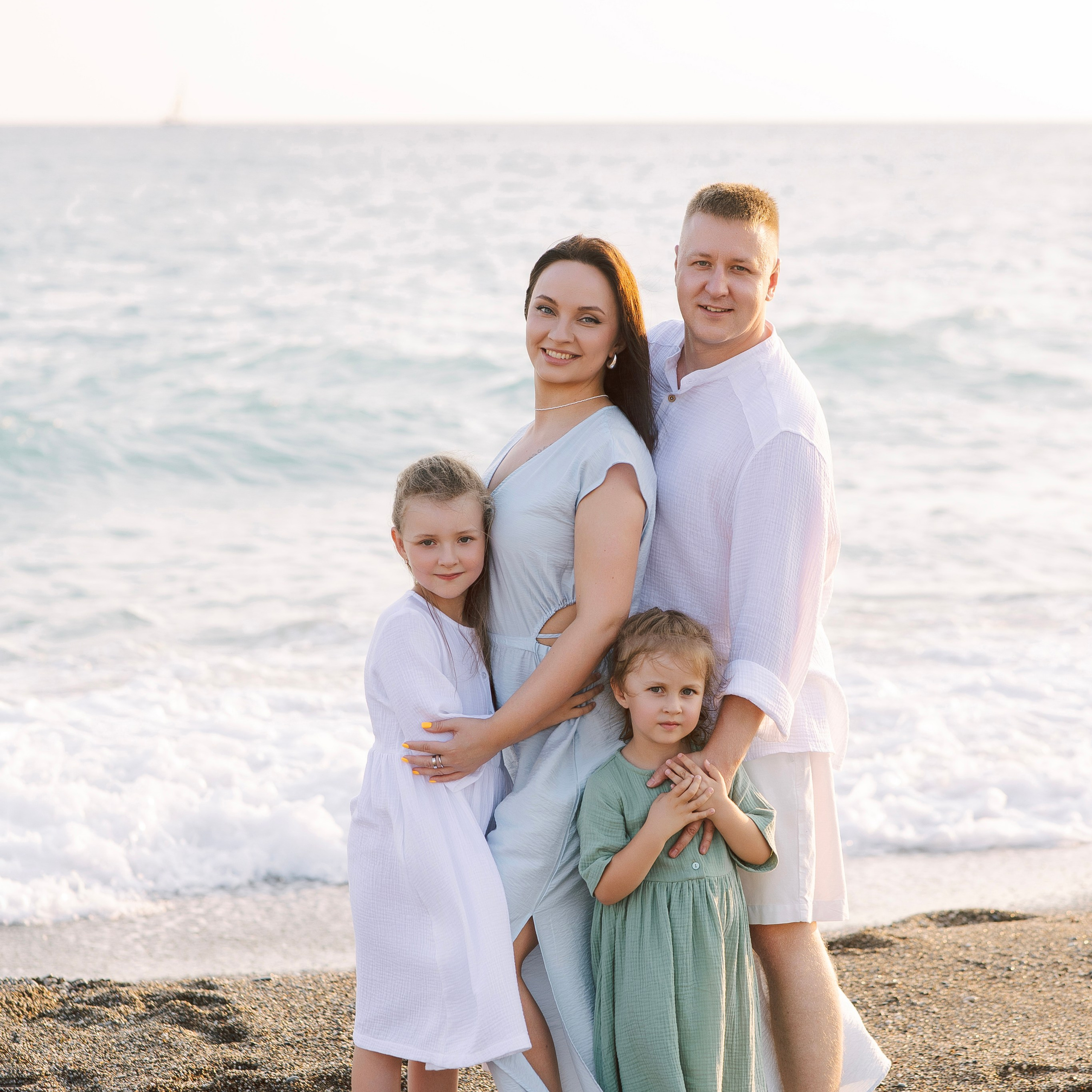 Family photo session on the beach in Side at sunset. Alsu Develi, Photographer in Turkey, Alanya, Side, Belek, Antalya, Kemer, Turkiye. Photoshooting in Alanya. Photosession in Belek, Side