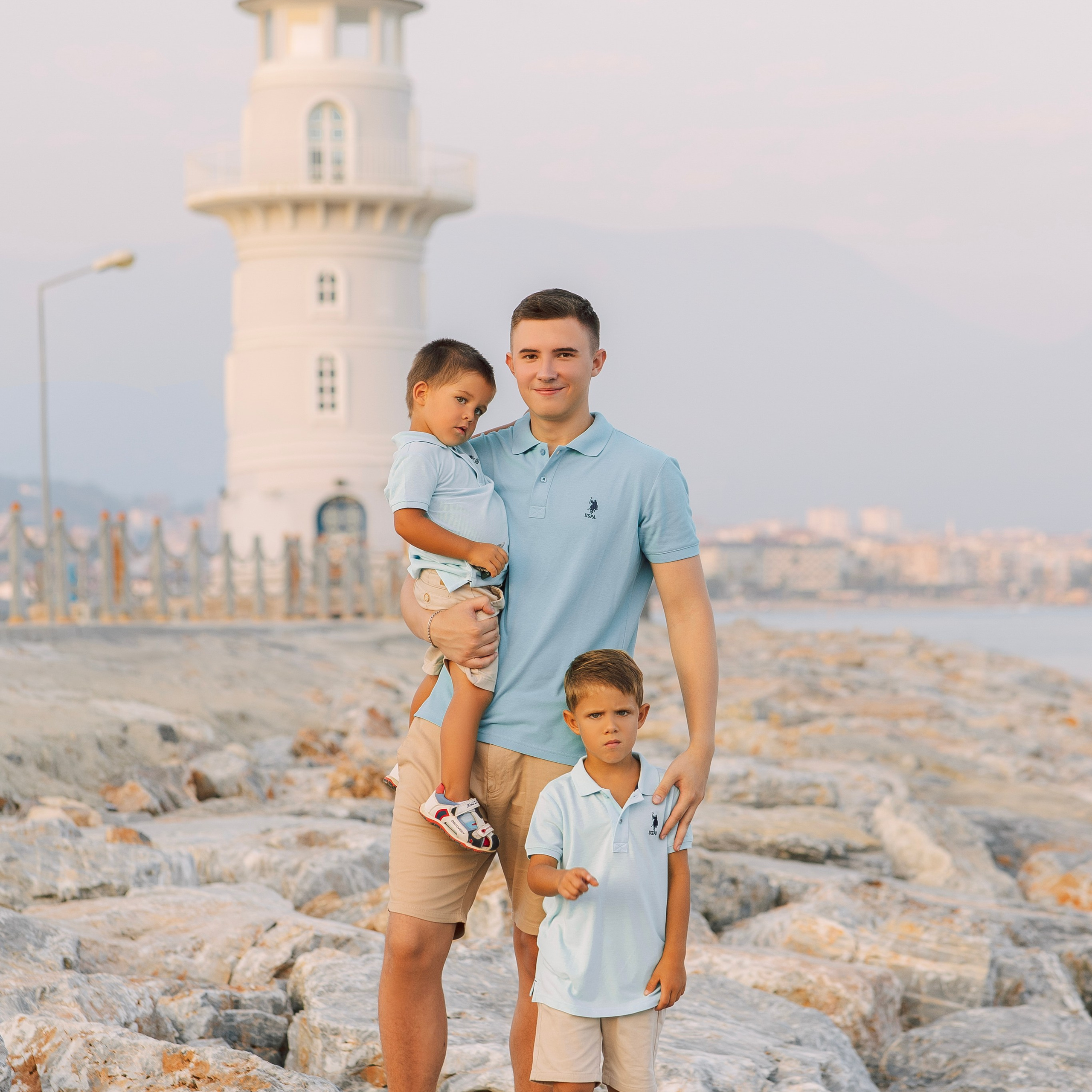 Фотосессия для большой и нарядной семьи в порту Аланьи. Алсу Девели. Фотограф в Алании в Турции, Аланья, Сиде, Белек, Анталия, Кемер, Конаклы, Окурджалар. Фотосъемки в Алании. Фотосессия в Алания