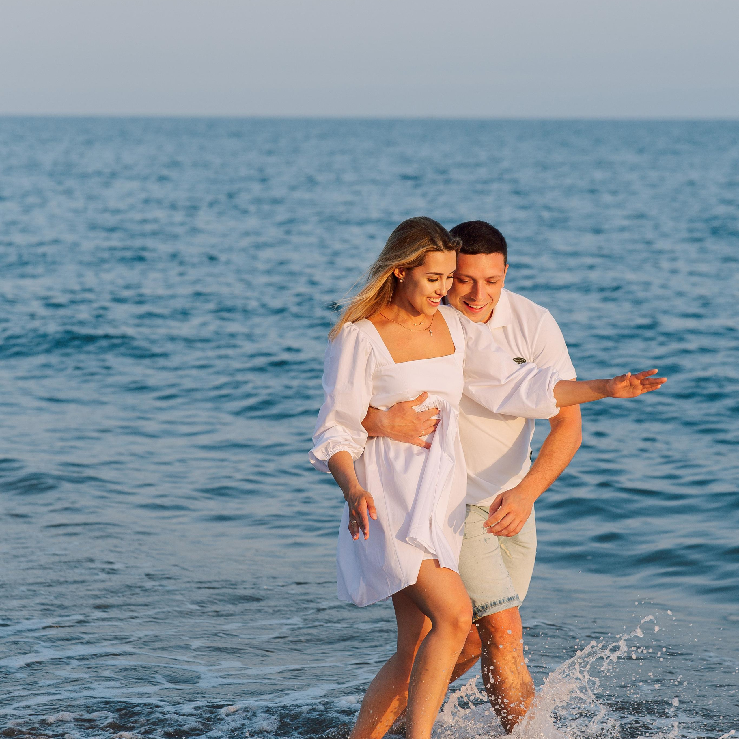 Family photo shoot on the beach in Belek at sunset. Alsu Develi, Photographer in Turkey, Alanya, Side, Belek, Antalya, Kemer, Turkiye. Photoshooting in Alanya. Photosession in Belek, Side