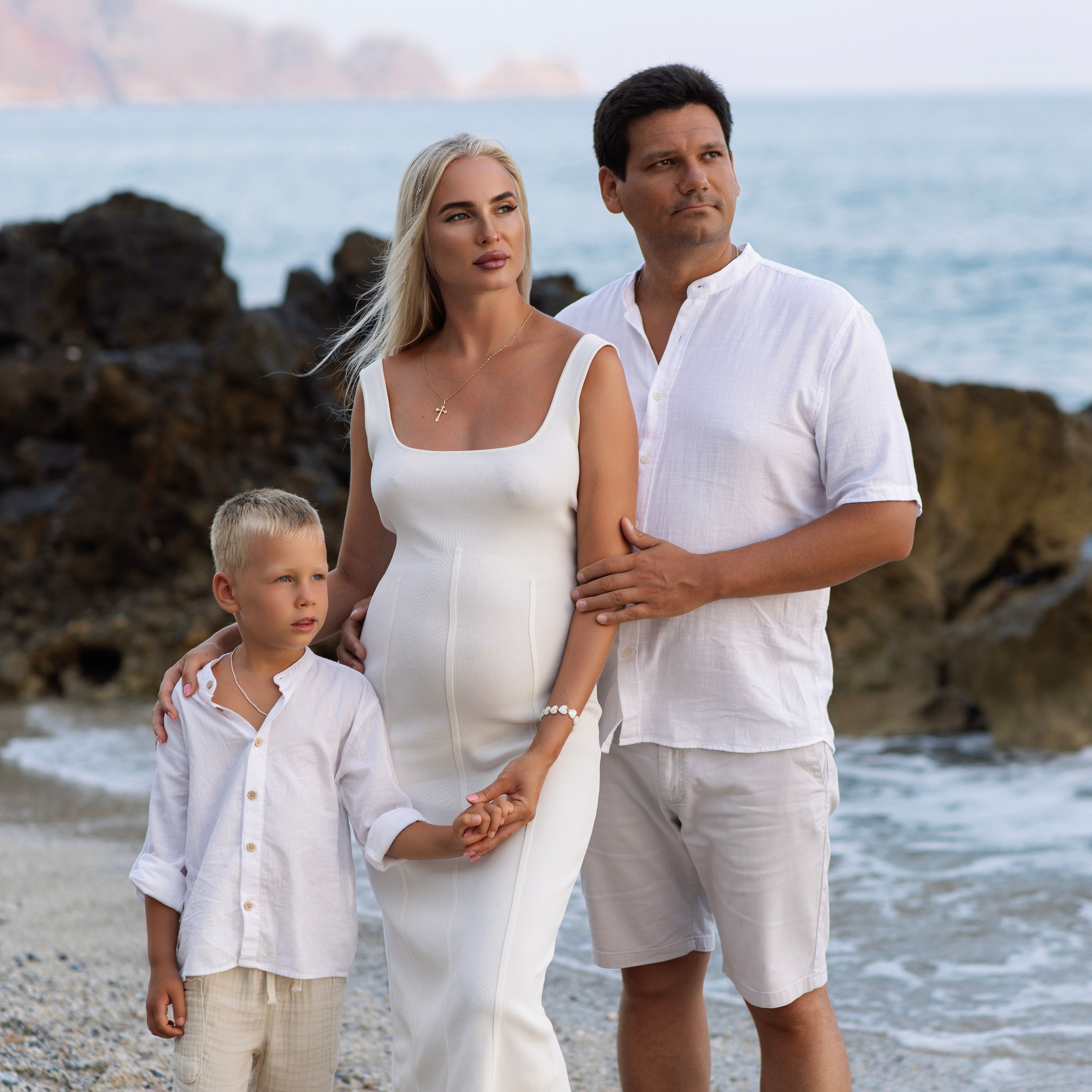 Family photo session on Cleopatra Beach at sunset…. Alsu Develi, Photographer in Turkey, Alanya, Side, Belek, Antalya, Kemer, Turkiye. Photoshooting in Alanya. Photosession in Belek, Side