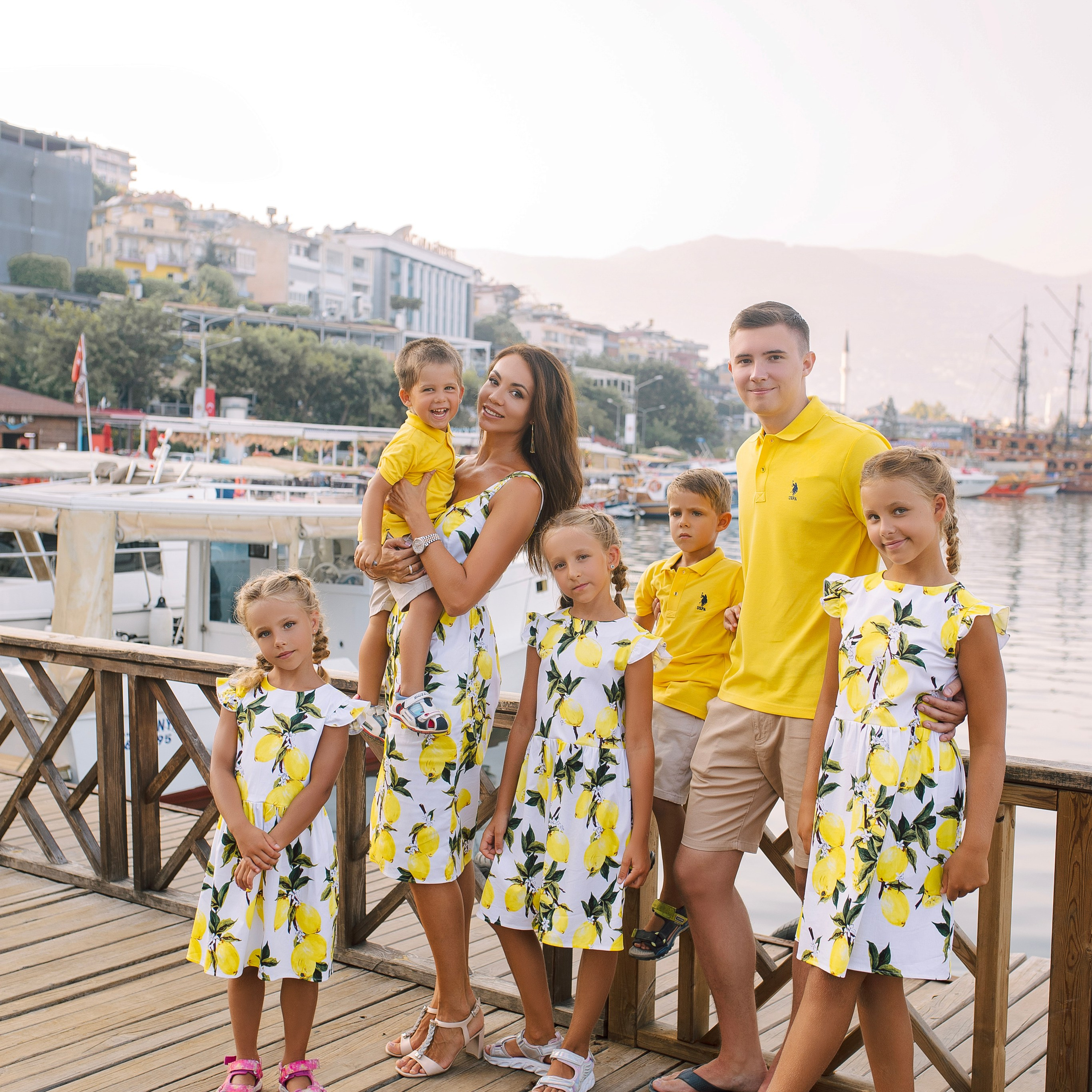Фотосессия для большой и нарядной семьи в порту Аланьи. Алсу Девели. Фотограф в Алании в Турции, Аланья, Сиде, Белек, Анталия, Кемер, Конаклы, Окурджалар. Фотосъемки в Алании. Фотосессия в Алания