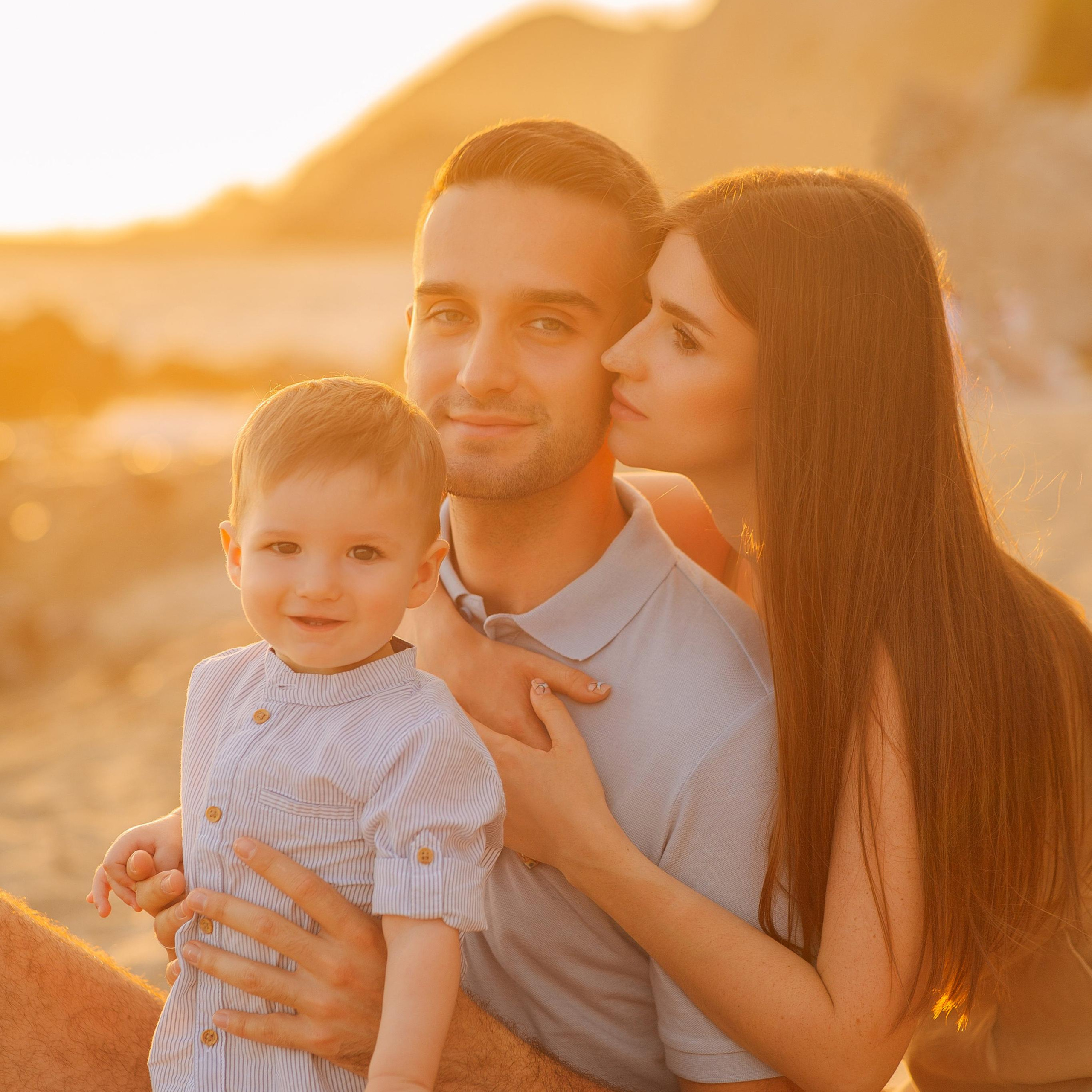 Family photoshoot on Cleopatra Beach Alanya, Antalya. Alsu Develi, Photographer in Turkey, Alanya, Side, Belek, Antalya, Kemer, Turkiye. Photoshooting in Alanya. Photosession in Belek, Side