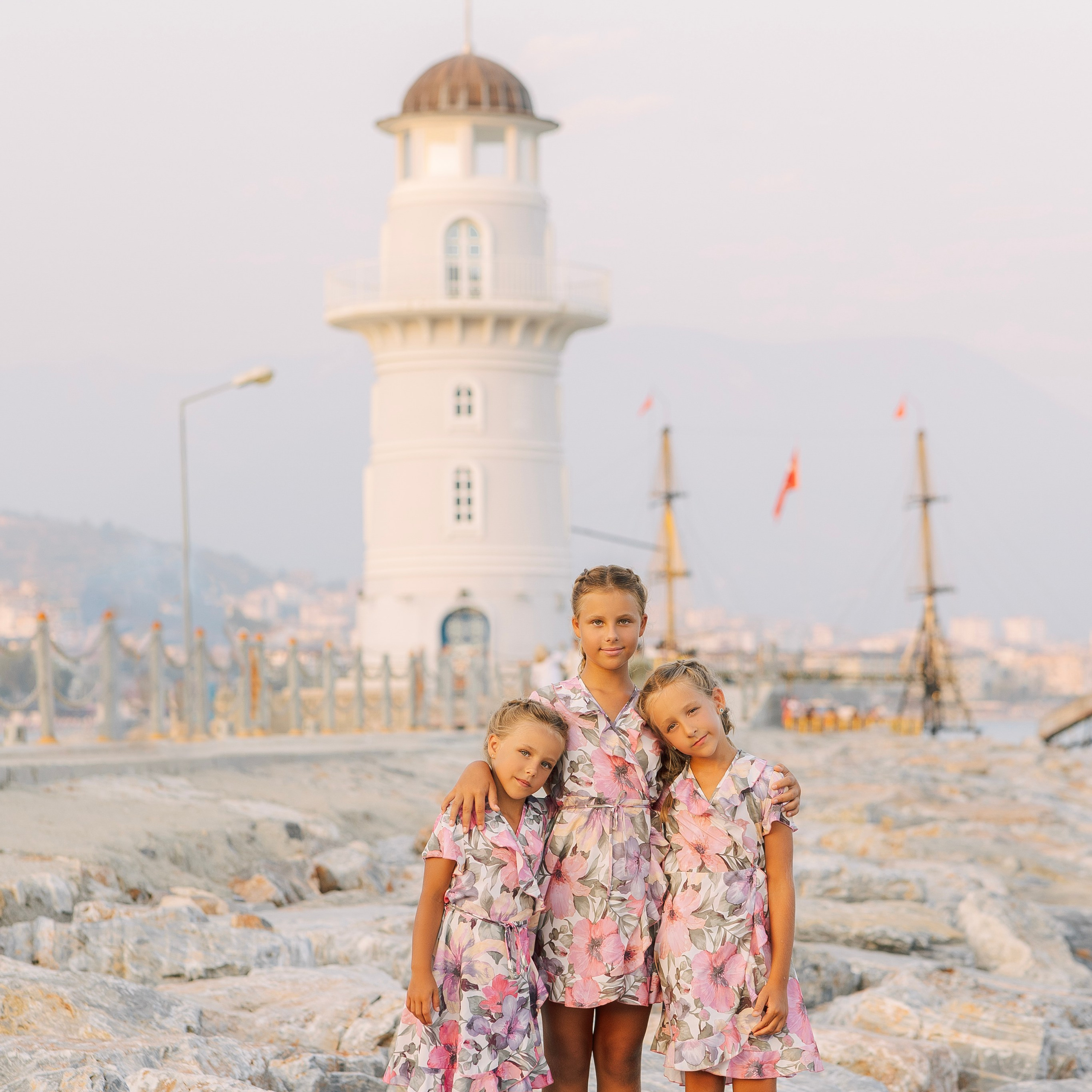 Фотосессия для большой и нарядной семьи в порту Аланьи. Алсу Девели. Фотограф в Алании в Турции, Аланья, Сиде, Белек, Анталия, Кемер, Конаклы, Окурджалар. Фотосъемки в Алании. Фотосессия в Алания