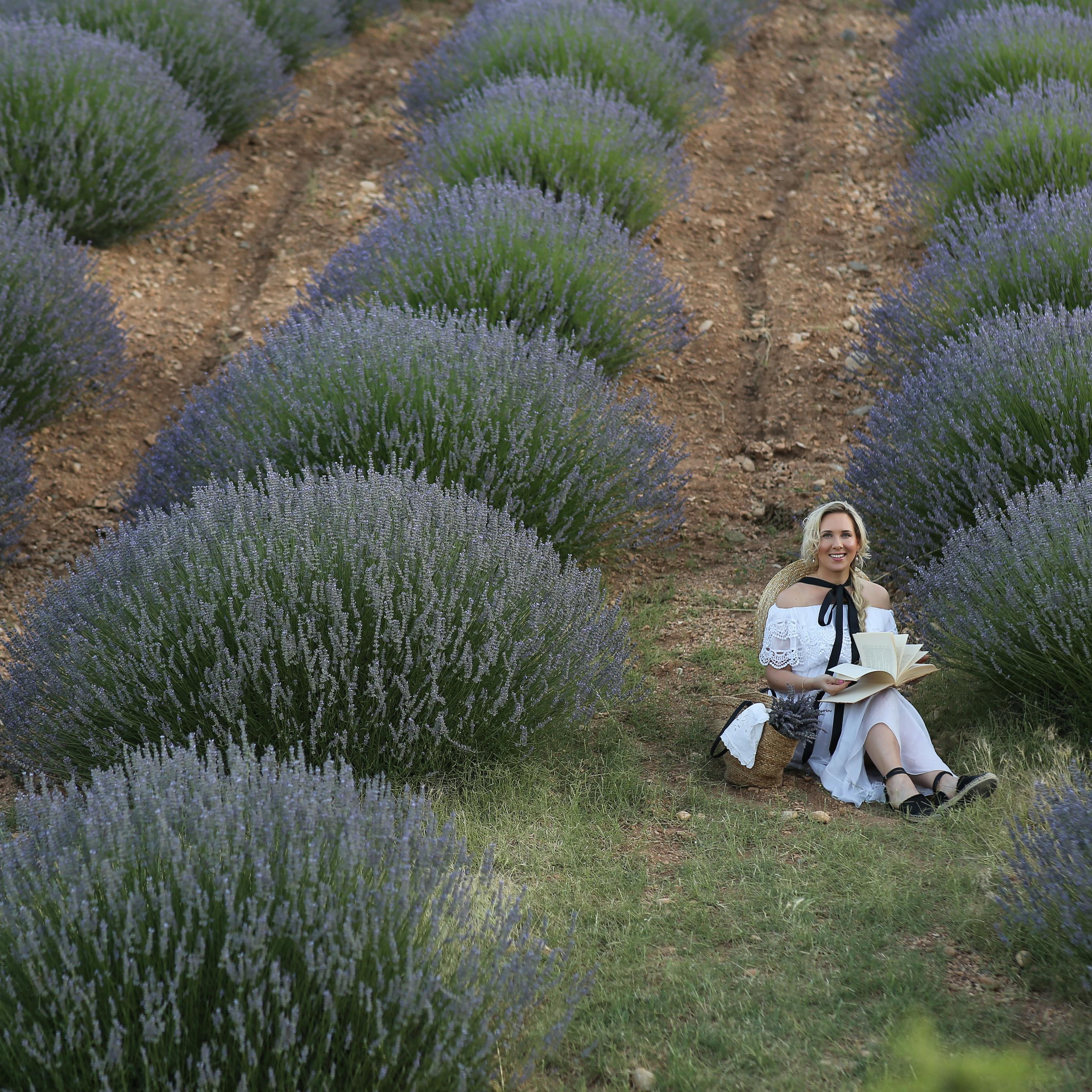 Фотосессия на лавандовом поле. Алсу Девели. Фотограф в Алании в Турции, Аланья, Сиде, Белек, Анталия, Кемер, Конаклы, Окурджалар. Фотосъемки в Алании. Фотосессия в Алания