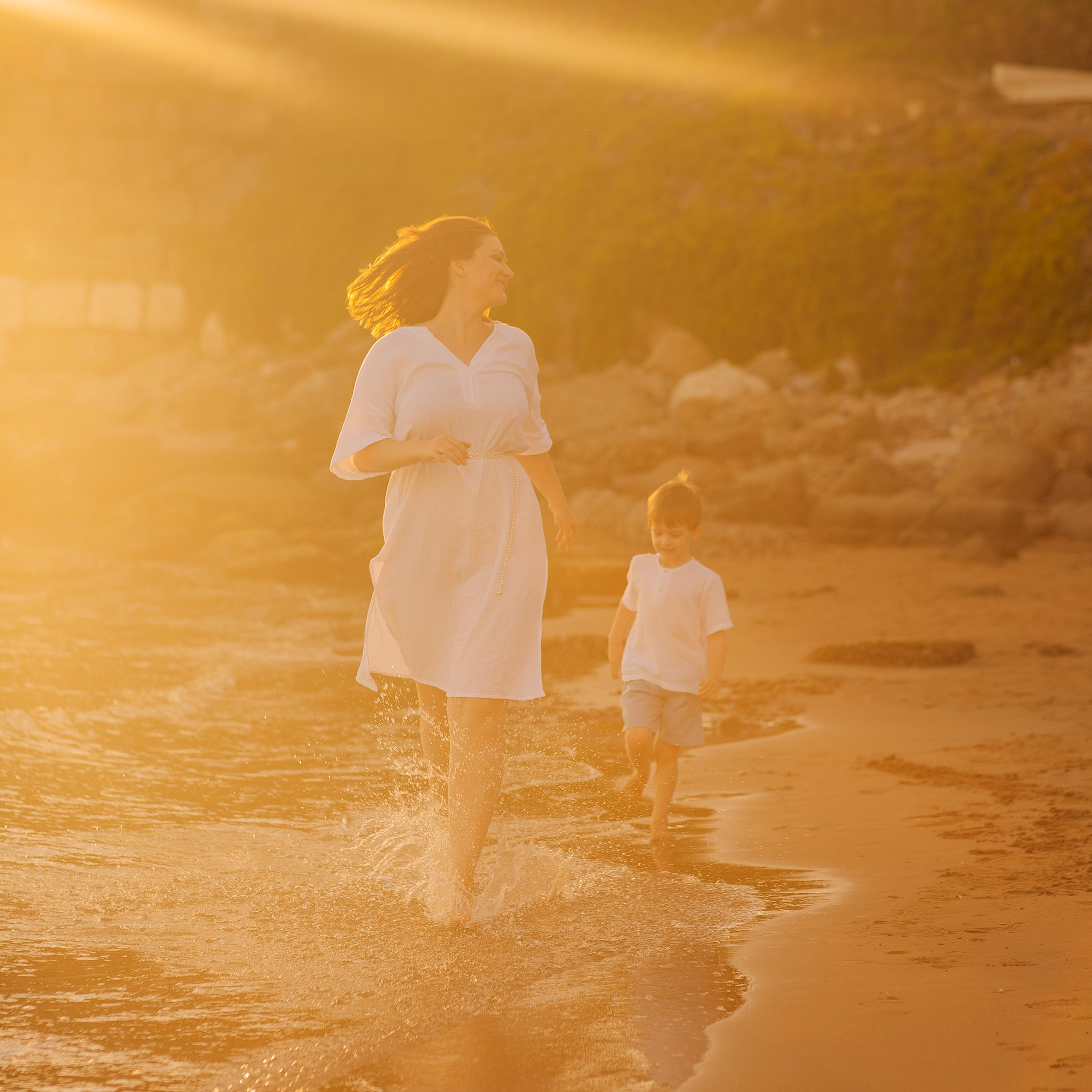 Семейная фотосессия на пляже в Сиде на закате. Алсу Девели. Фотограф в Алании в Турции, Аланья, Сиде, Белек, Анталия, Кемер, Конаклы, Окурджалар. Фотосъемки в Алании. Фотосессия в Алания