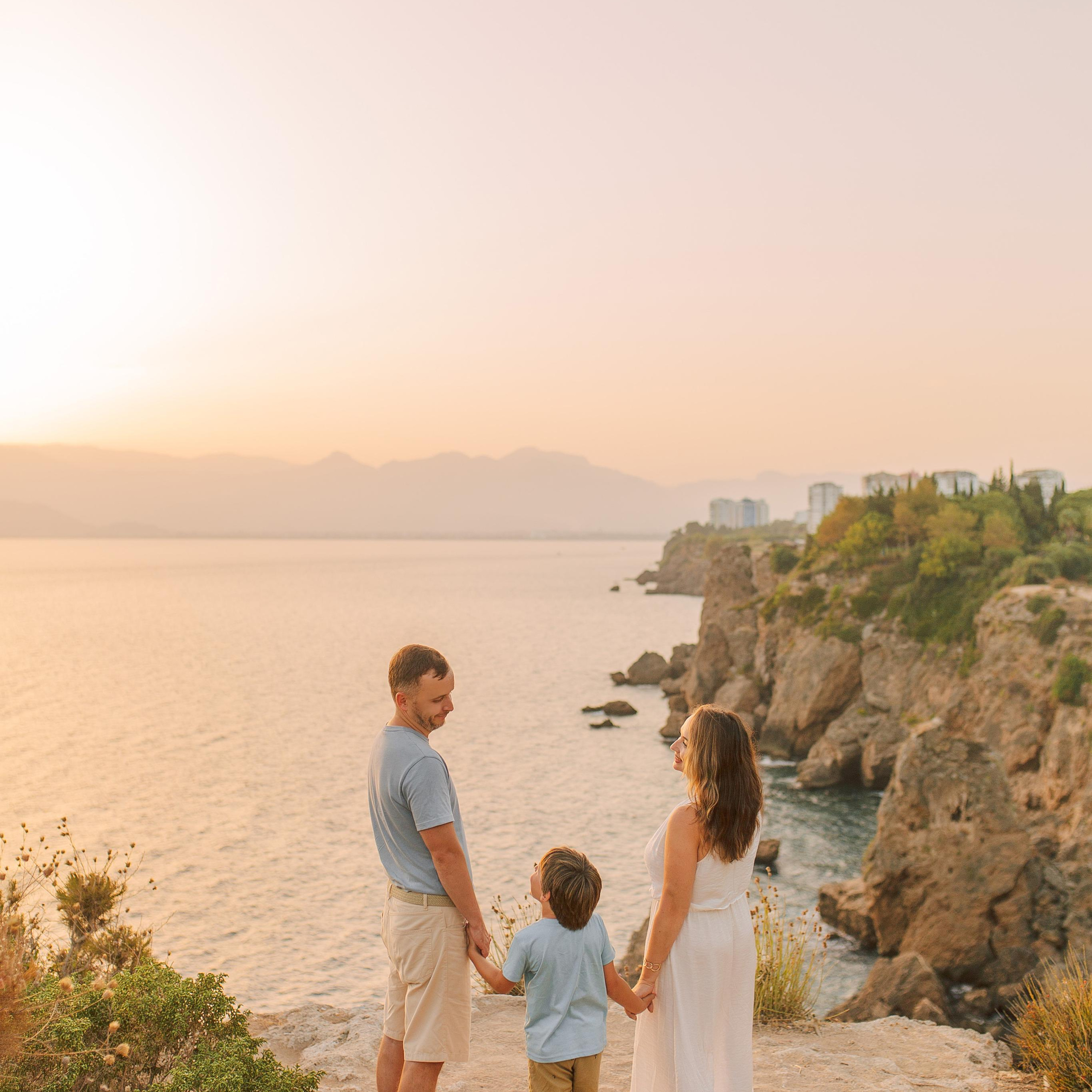 Cliff by the sea. Family photo session. Alsu Develi, Photographer in Turkey, Alanya, Side, Belek, Antalya, Kemer, Turkiye. Photoshooting in Alanya. Photosession in Belek, Side
