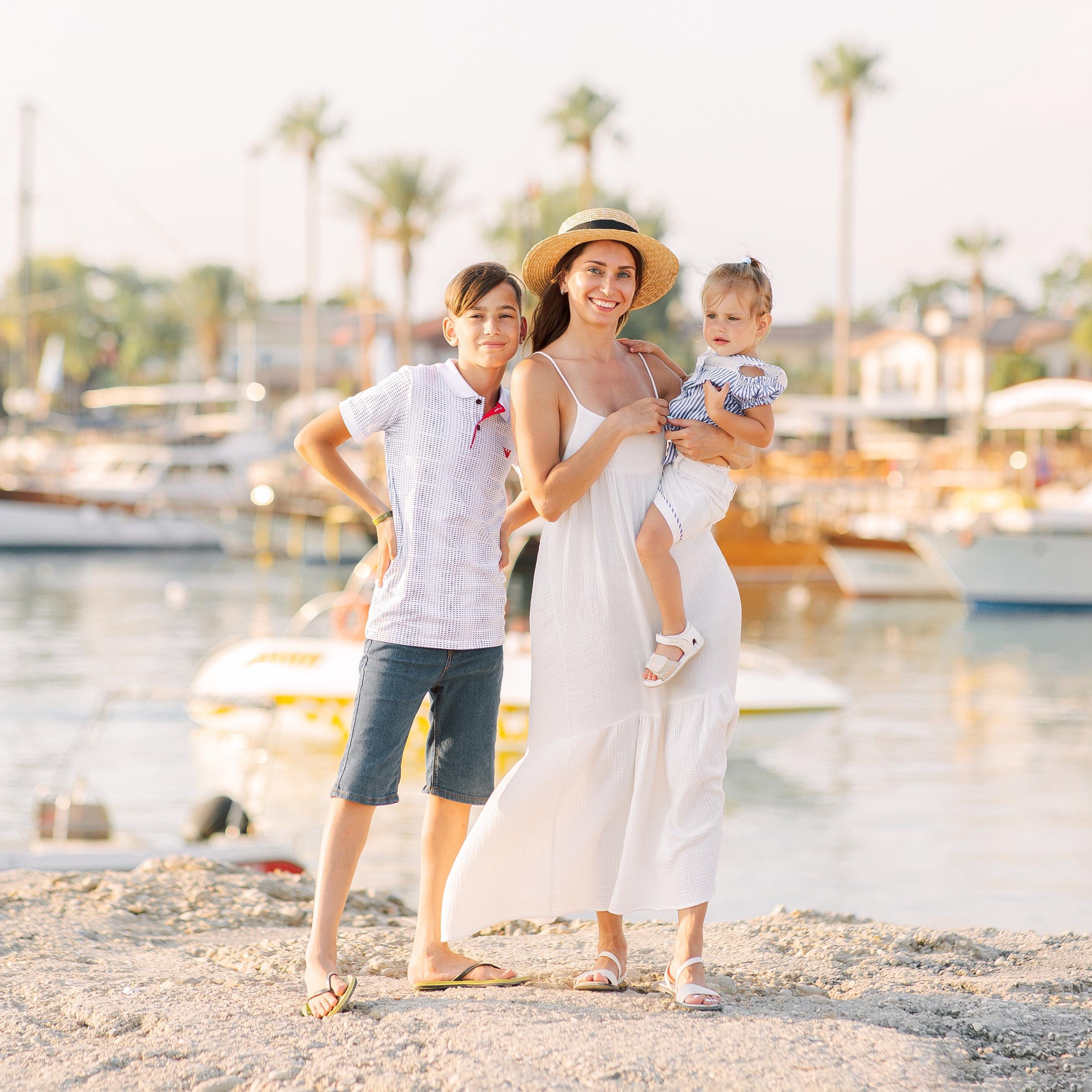 Семейная фотосессия в колоритных улочках Сиде. Алсу Девели. Фотограф в Алании в Турции, Аланья, Сиде, Белек, Анталия, Кемер, Конаклы, Окурджалар. Фотосъемки в Алании. Фотосессия в Алания