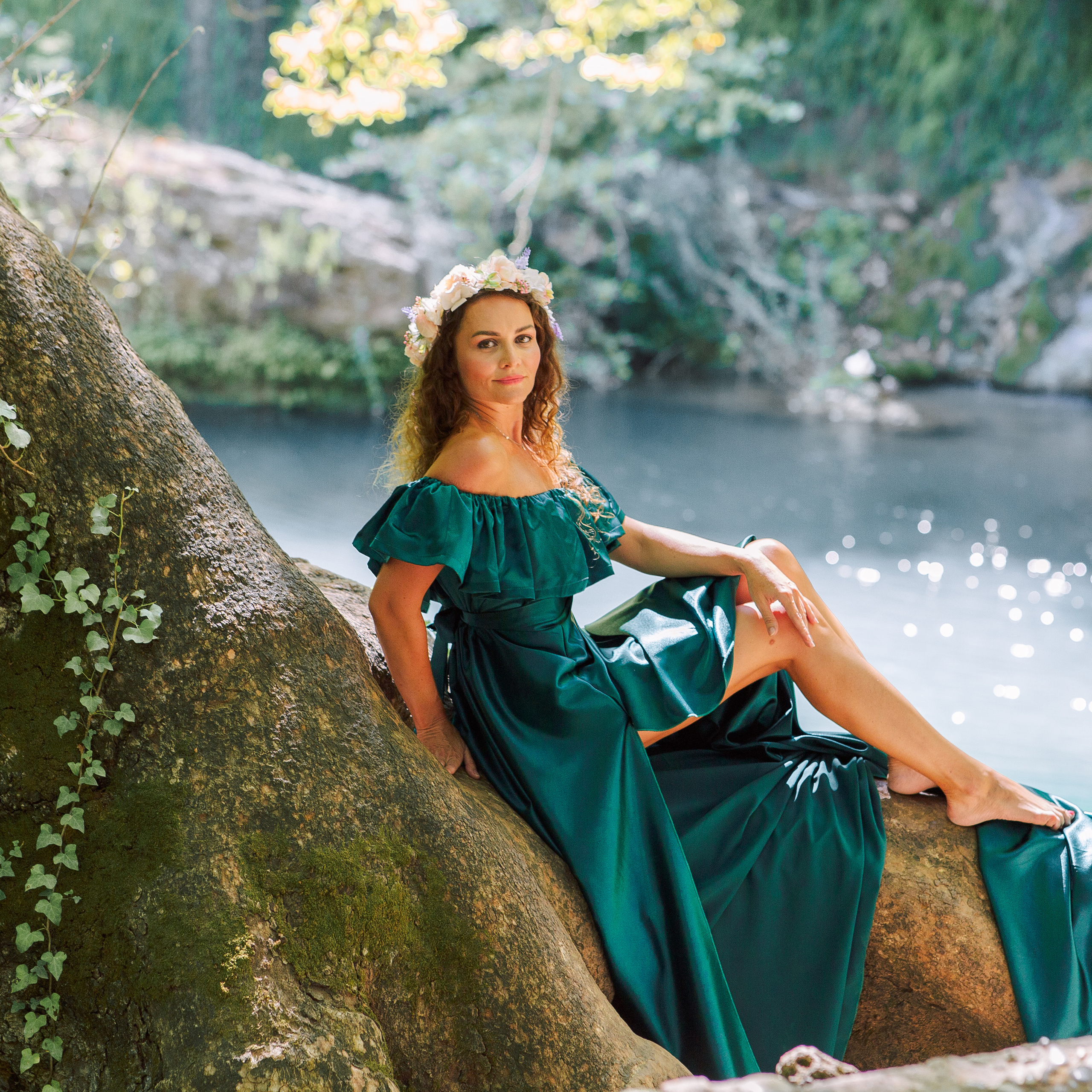 Photo shoot at the waterfall for mom and daughter. Alsu Develi, Photographer in Turkey, Alanya, Side, Belek, Antalya, Kemer, Turkiye. Photoshooting in Alanya. Photosession in Belek, Side
