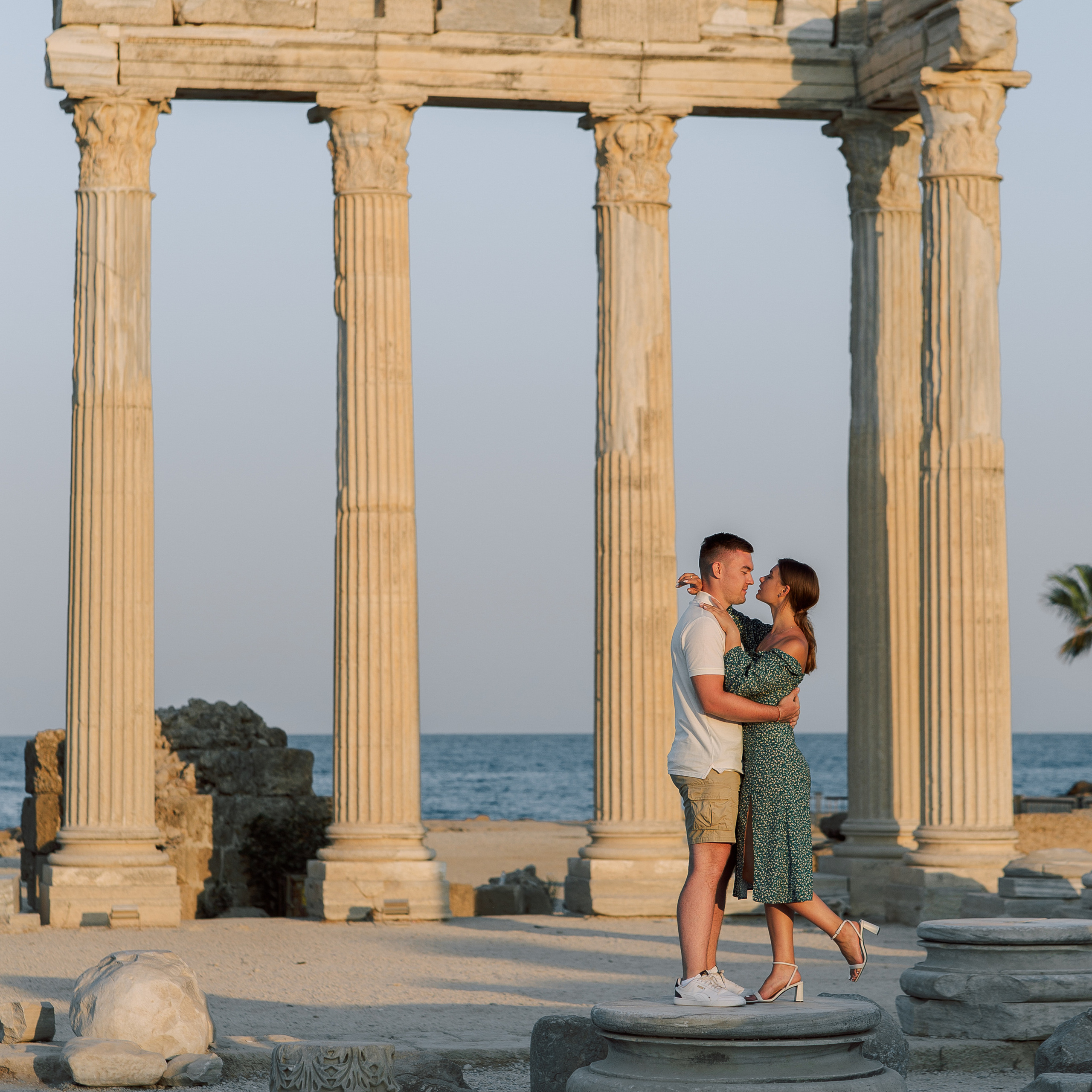 Marriage proposal in the ancient city of Side. Alsu Develi, Photographer in Turkey, Alanya, Side, Belek, Antalya, Kemer, Turkiye. Photoshooting in Alanya. Photosession in Belek, Side
