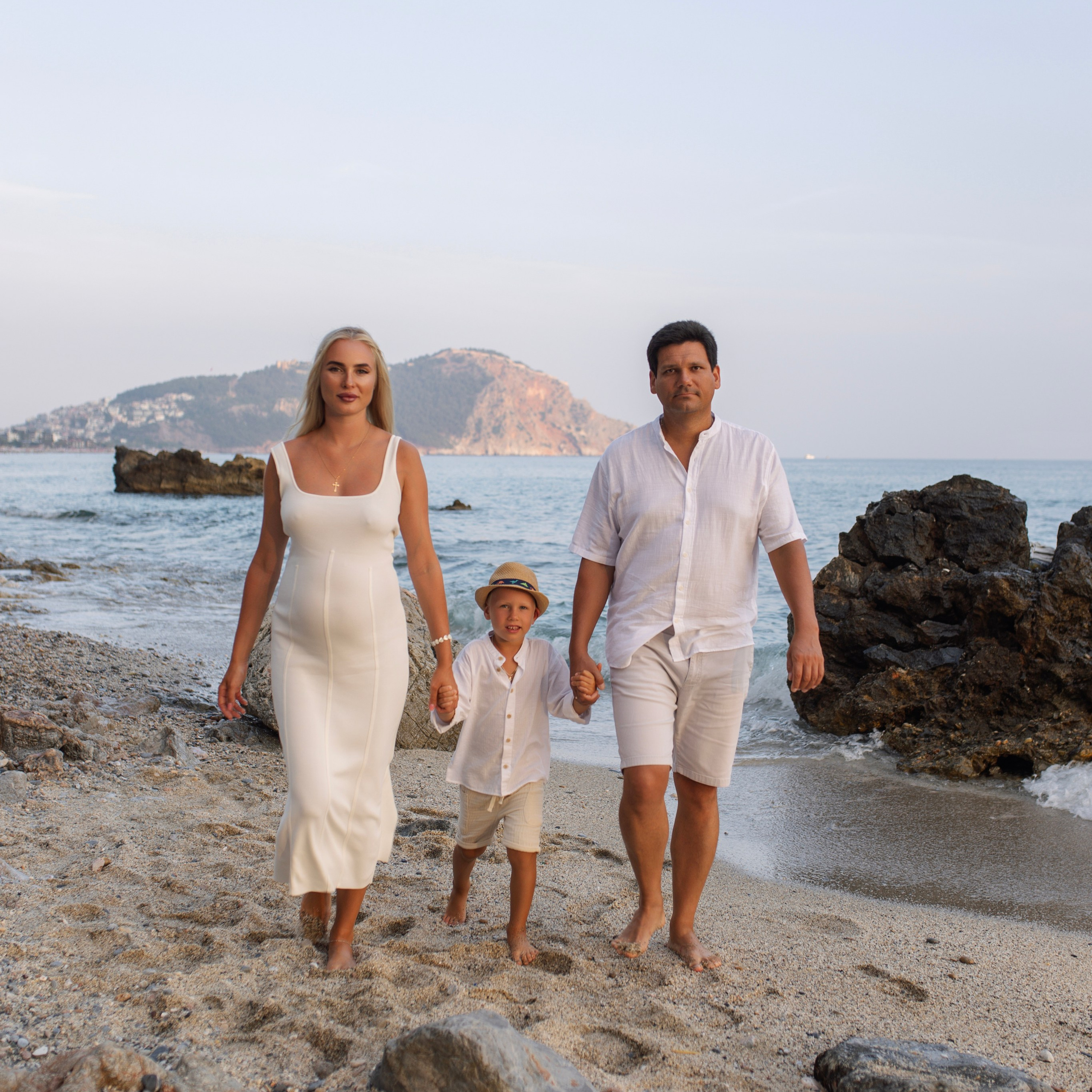 Family photo session on Cleopatra Beach at sunset…. Alsu Develi, Photographer in Turkey, Alanya, Side, Belek, Antalya, Kemer, Turkiye. Photoshooting in Alanya. Photosession in Belek, Side
