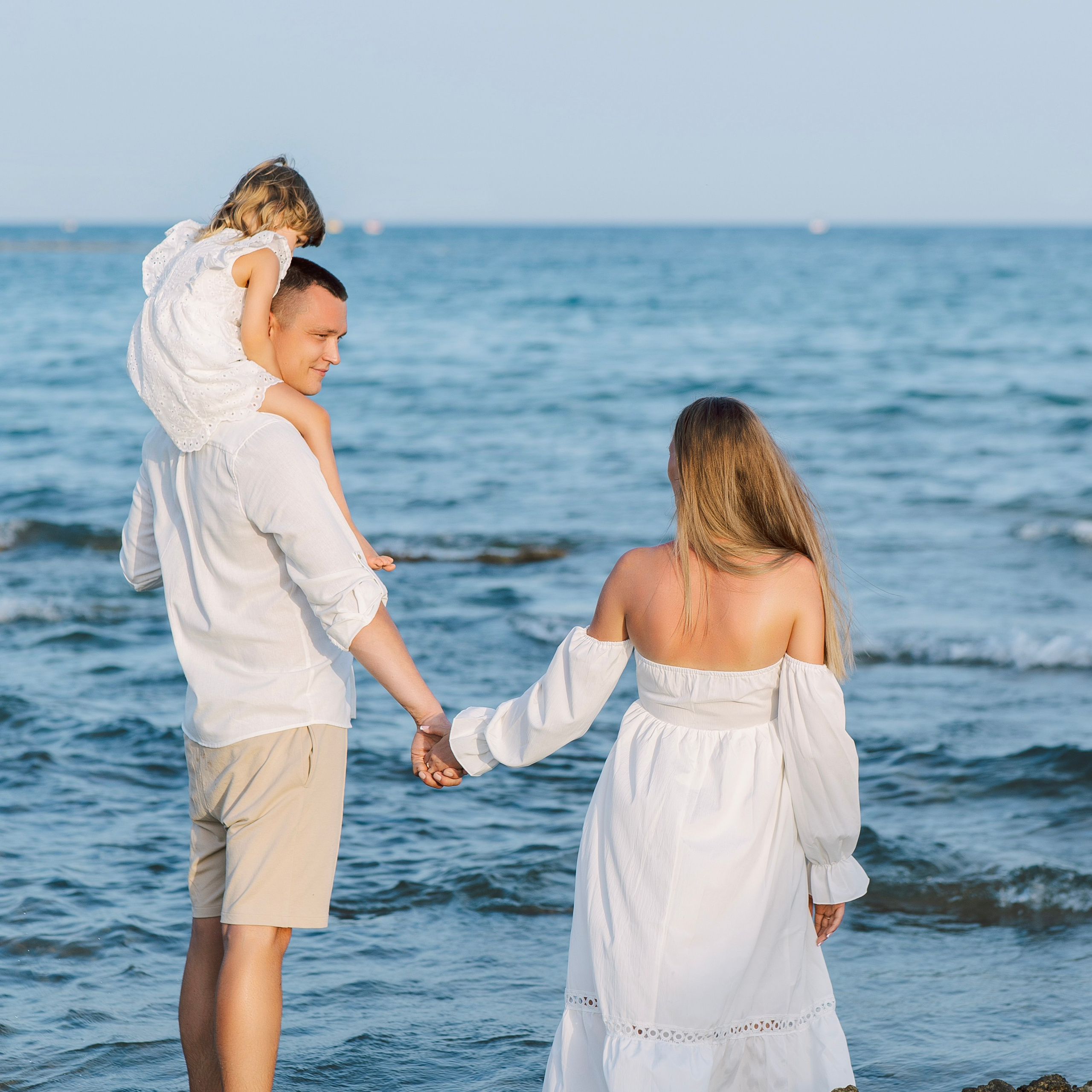Beach. Sunset. Family photo session on the beach in Side at sunset. Alsu Develi, Photographer in Turkey, Alanya, Side, Belek, Antalya, Kemer, Turkiye. Photoshooting in Alanya. Photosession in Belek, Side