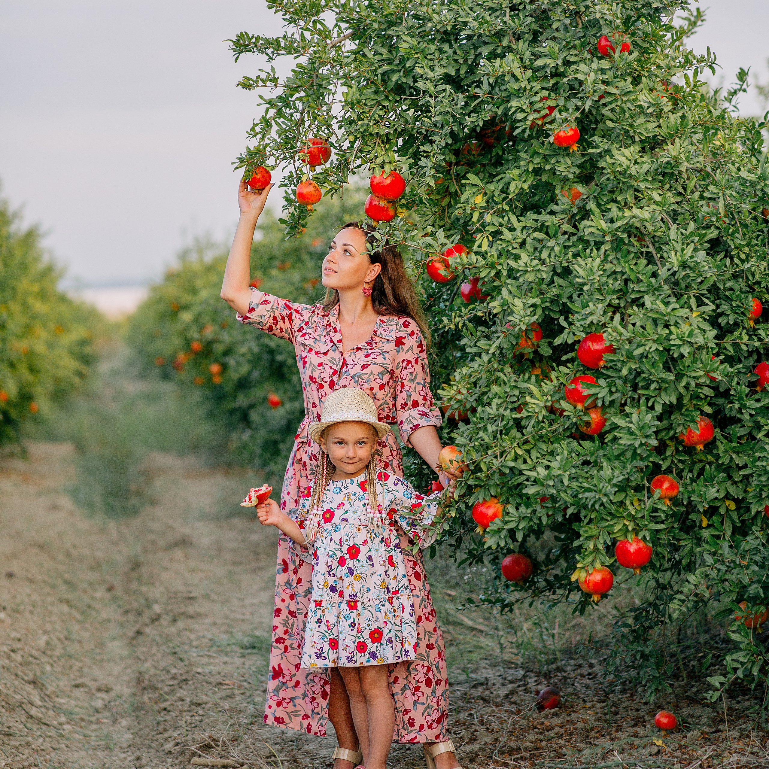 Семейная фотосессия в гранатовом саду. Алсу Девели. Фотограф в Алании в Турции, Аланья, Сиде, Белек, Анталия, Кемер, Конаклы, Окурджалар. Фотосъемки в Алании. Фотосессия в Алания