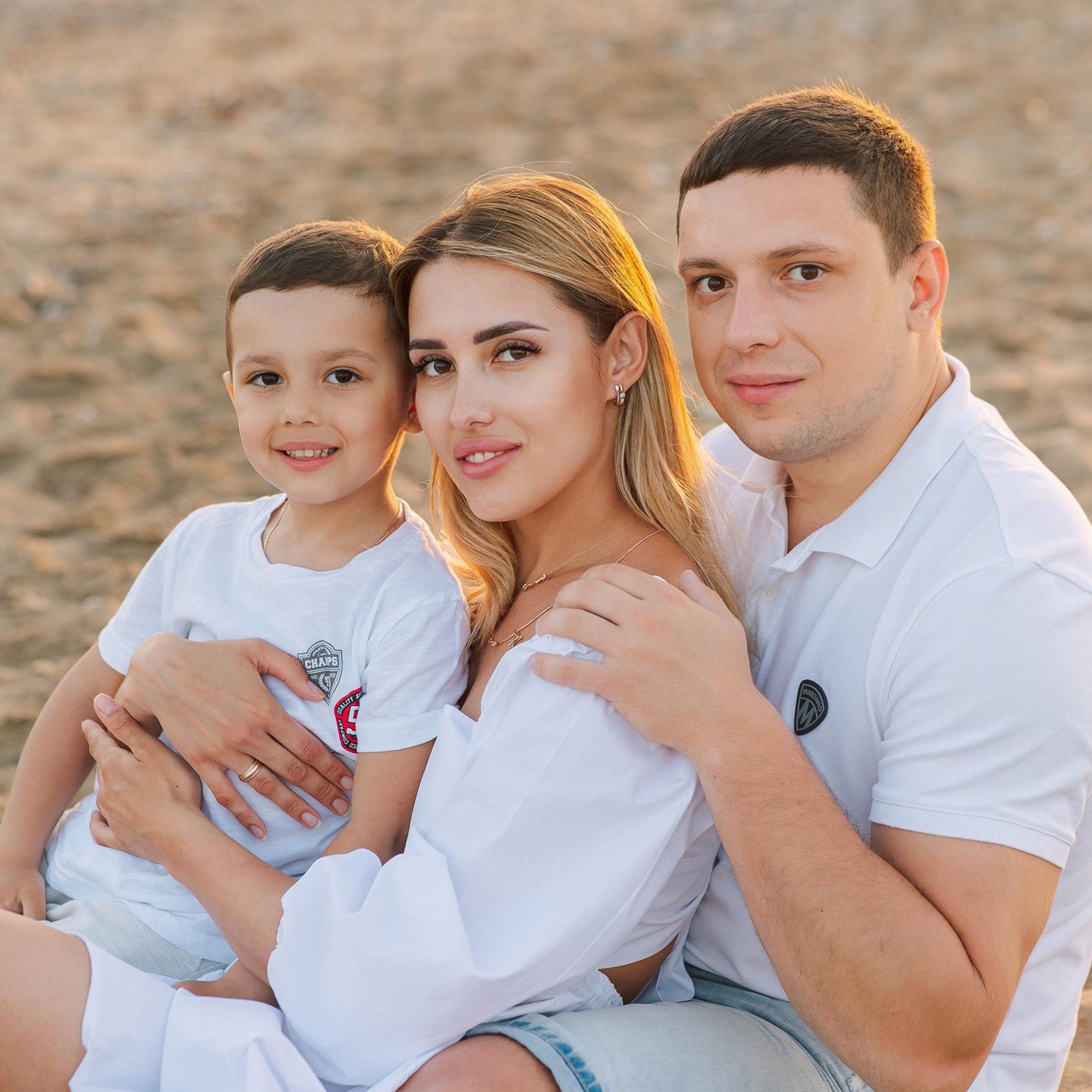 Family photo shoot on the beach in Belek at sunset. Alsu Develi, Photographer in Turkey, Alanya, Side, Belek, Antalya, Kemer, Turkiye. Photoshooting in Alanya. Photosession in Belek, Side