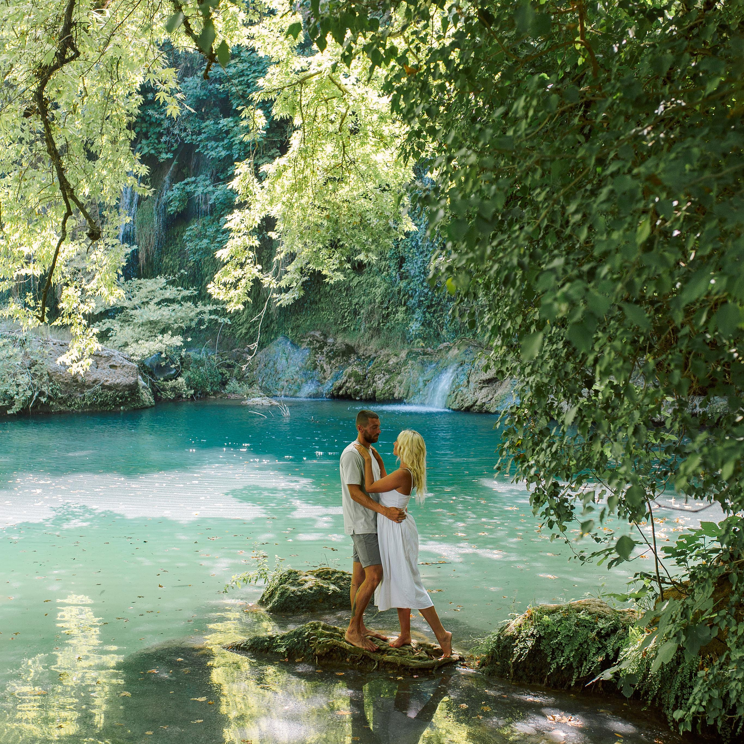 Лавстори у водопада. Алсу Девели. Фотограф в Алании в Турции, Аланья, Сиде, Белек, Анталия, Кемер, Конаклы, Окурджалар. Фотосъемки в Алании. Фотосессия в Алания