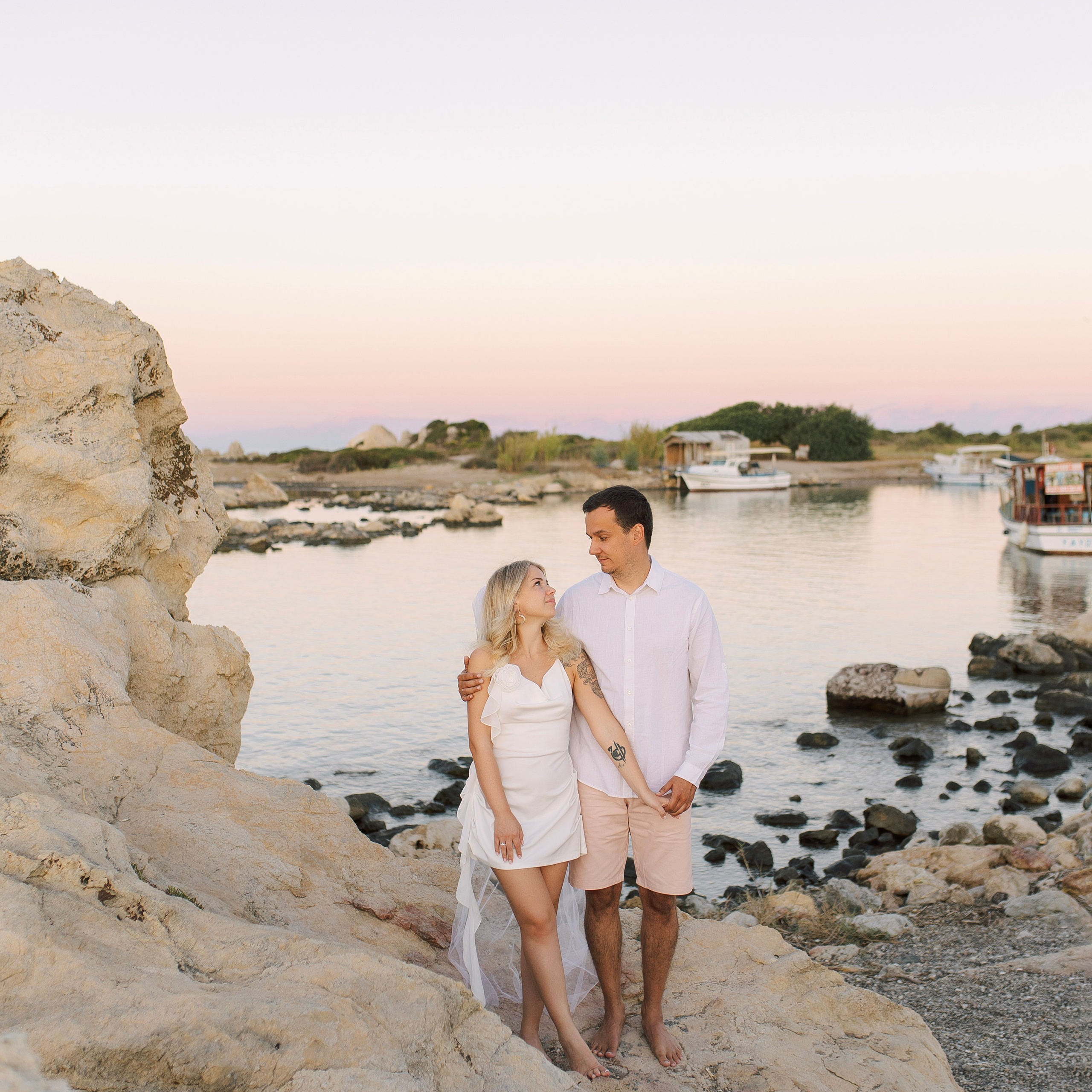 Закат. Love Story на пляже в Сиде на рассвете. Алсу Девели. Фотограф в Алании в Турции, Аланья, Сиде, Белек, Анталия, Кемер, Конаклы, Окурджалар. Фотосъемки в Алании. Фотосессия в Алания