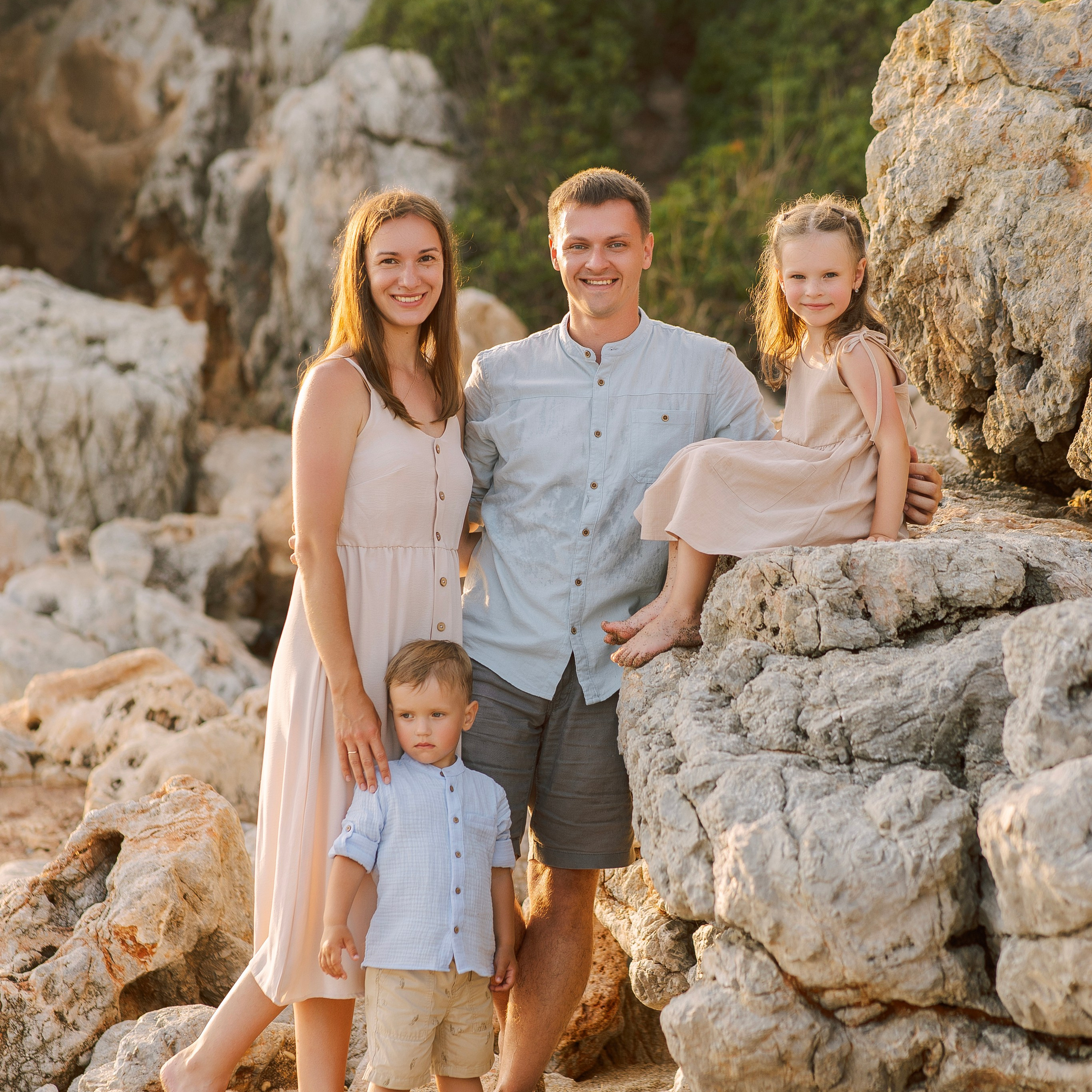 Sunset. Beach. Family photo session on Cleopatra beach at sunset in Alanya. Alanya. Alsu Develi, Photographer in Turkey, Alanya, Side, Belek, Antalya, Kemer, Turkiye. Photoshooting in Alanya. Photosession in Belek, Side