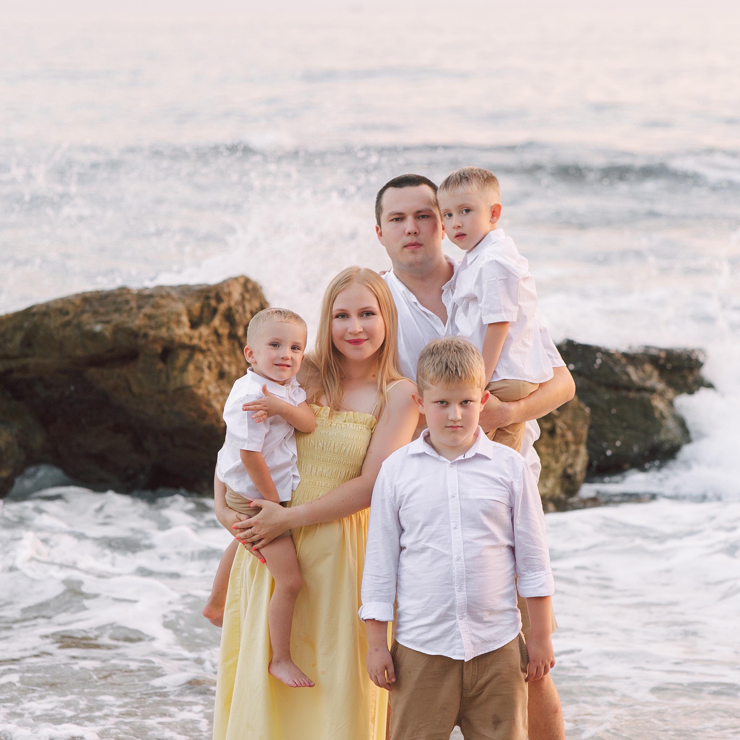 Family photo session on Cleopatra Beach at sunset. Alsu Develi, Photographer in Turkey, Alanya, Side, Belek, Antalya, Kemer, Turkiye. Photoshooting in Alanya. Photosession in Belek, Side