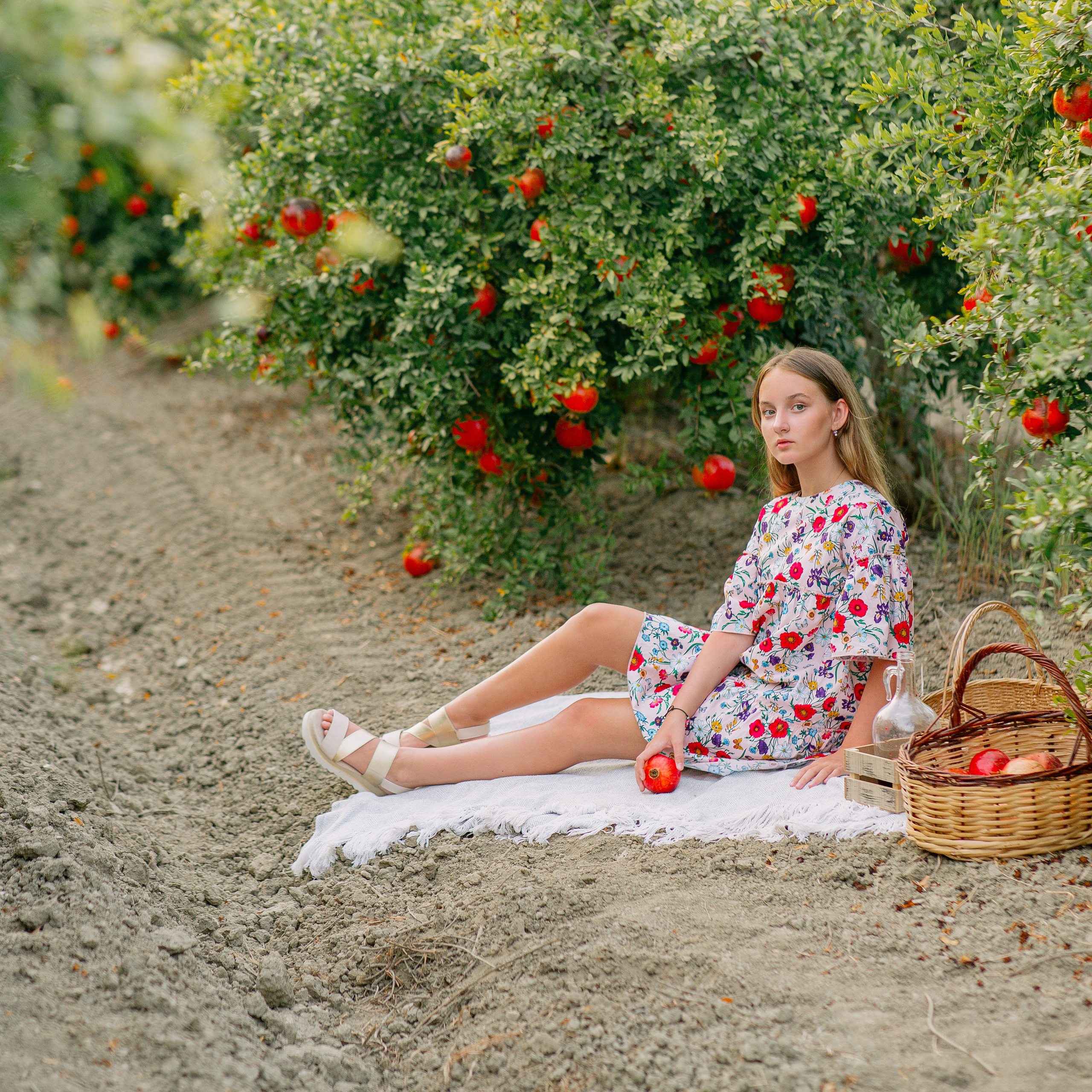 Семейная фотосессия в гранатовом саду. Алсу Девели. Фотограф в Алании в Турции, Аланья, Сиде, Белек, Анталия, Кемер, Конаклы, Окурджалар. Фотосъемки в Алании. Фотосессия в Алания