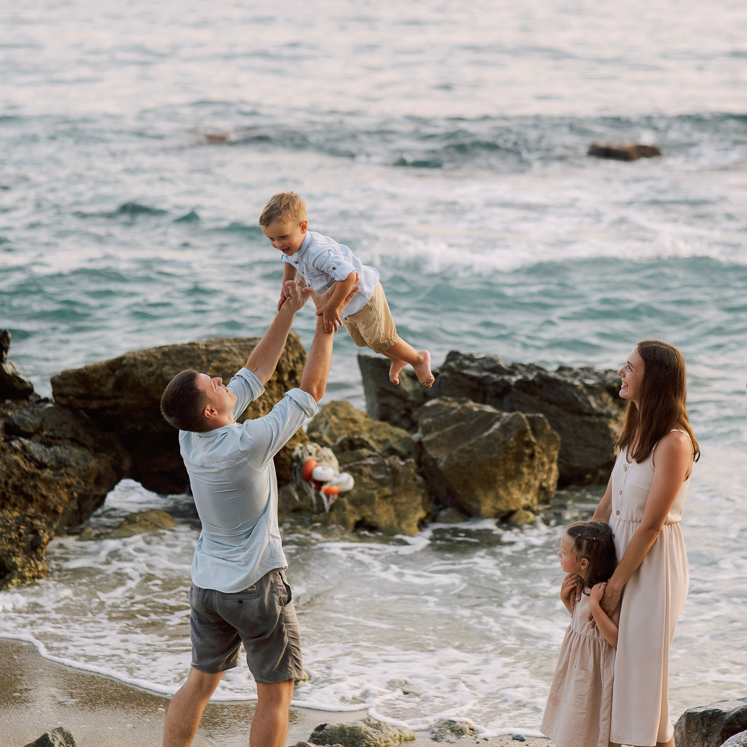 Sunset. Beach. Family photo session on Cleopatra beach at sunset in Alanya. Alanya. Alsu Develi, Photographer in Turkey, Alanya, Side, Belek, Antalya, Kemer, Turkiye. Photoshooting in Alanya. Photosession in Belek, Side