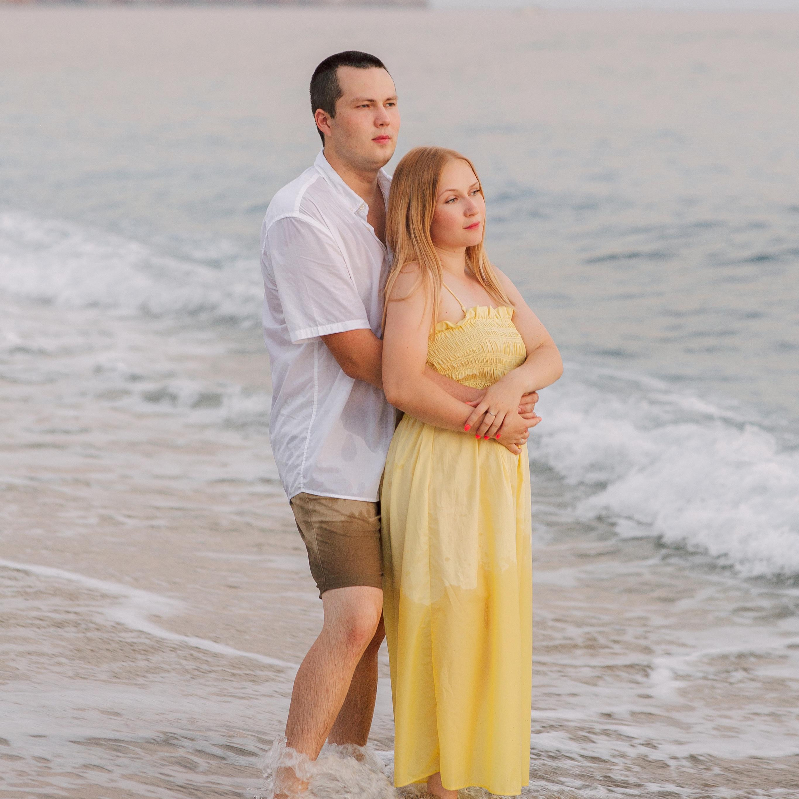 Family photo session on Cleopatra Beach at sunset. Alsu Develi, Photographer in Turkey, Alanya, Side, Belek, Antalya, Kemer, Turkiye. Photoshooting in Alanya. Photosession in Belek, Side