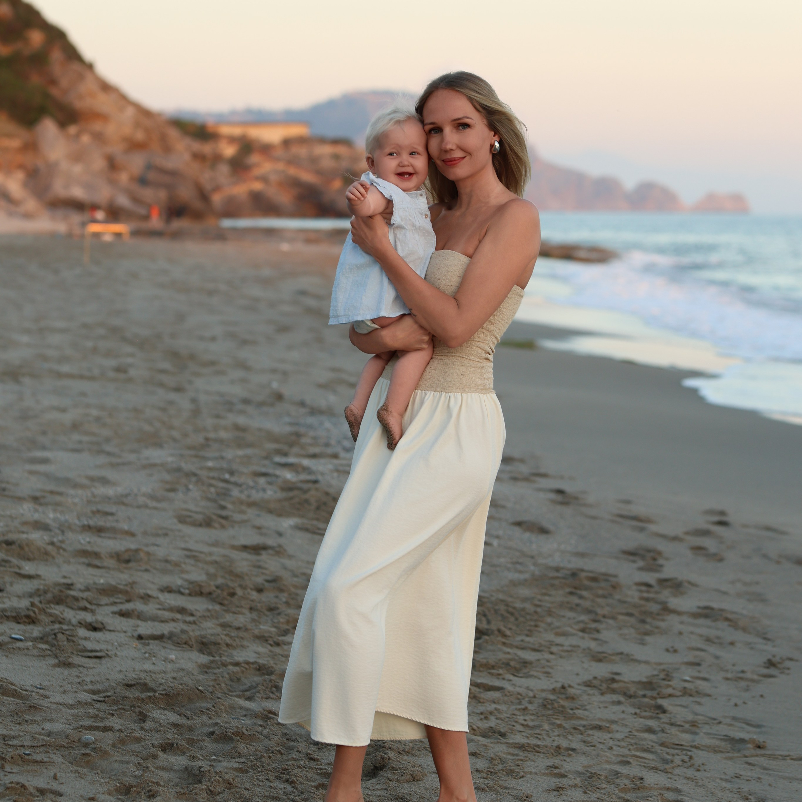 Family photoshoot at sunset in Alanya. Professional Photographer in Alanya, Side, Belek, Antalya. Turkiye