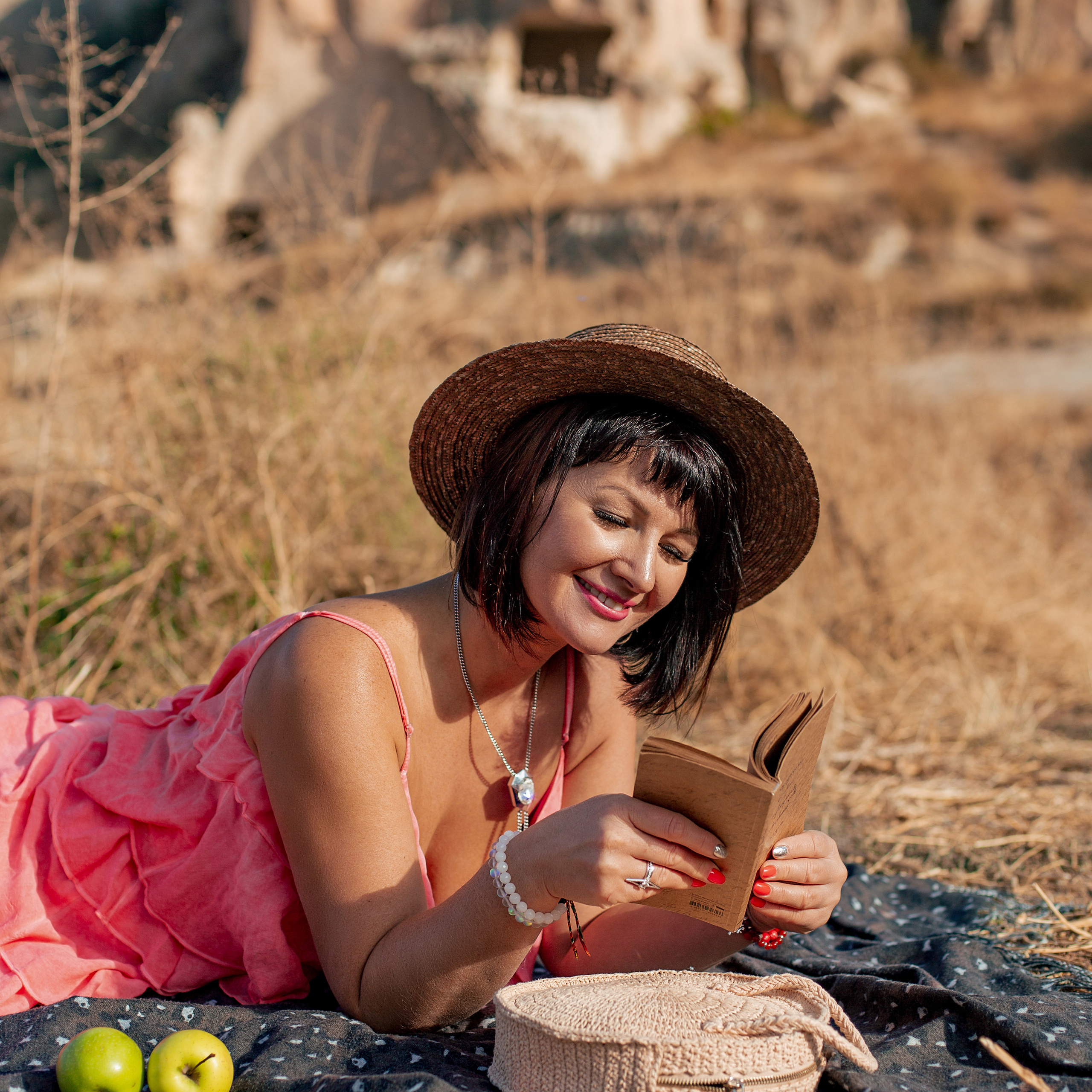 Photo shoot in Cappadocia against the backdrop of floating balloons. Alsu Develi, Photographer in Turkey, Alanya, Side, Belek, Antalya, Kemer, Turkiye. Photoshooting in Alanya. Photosession in Belek, Side