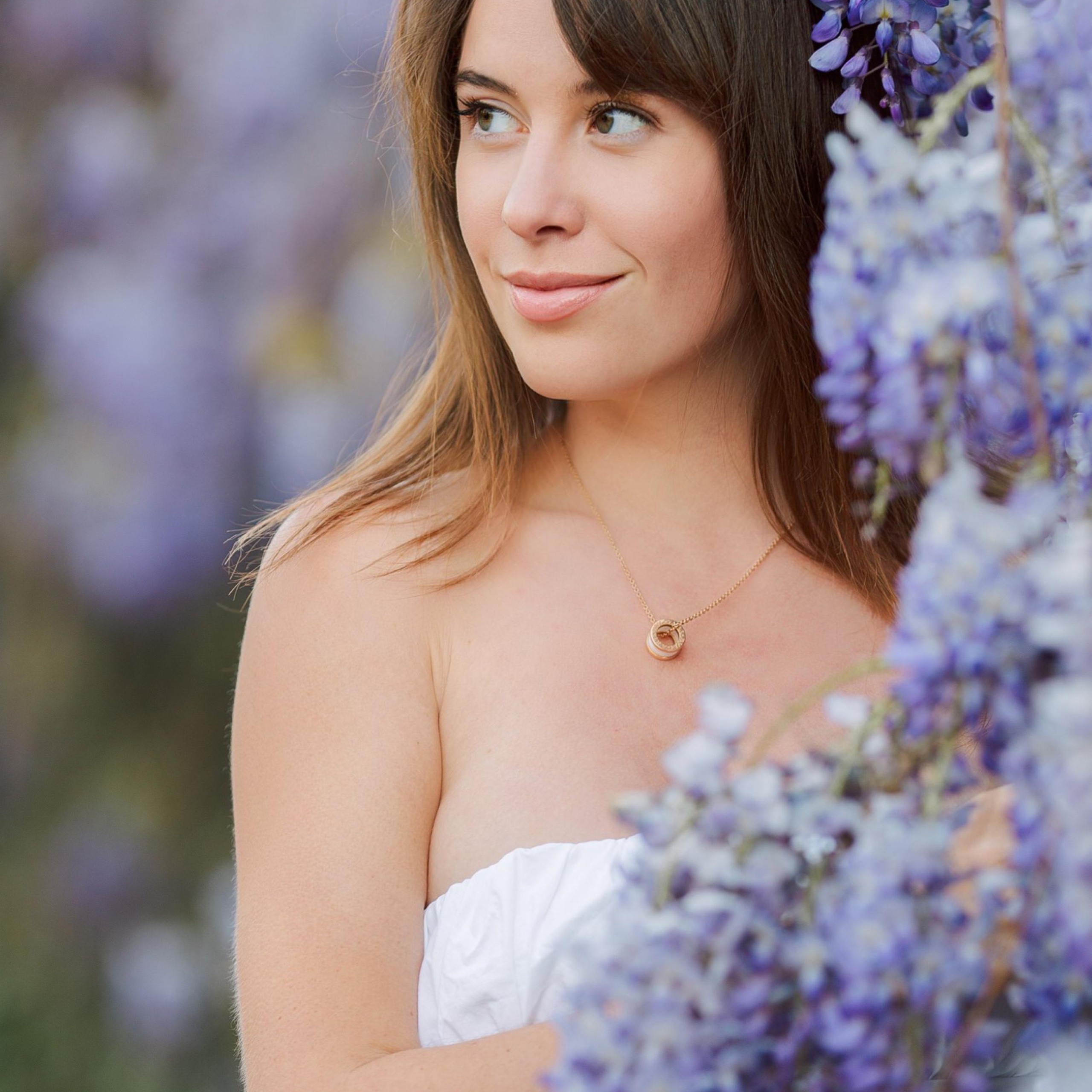 Photo shoot with wisteria. Alsu Develi, Photographer in Turkey, Alanya, Side, Belek, Antalya, Kemer, Turkiye. Photoshooting in Alanya. Photosession in Belek, Side
