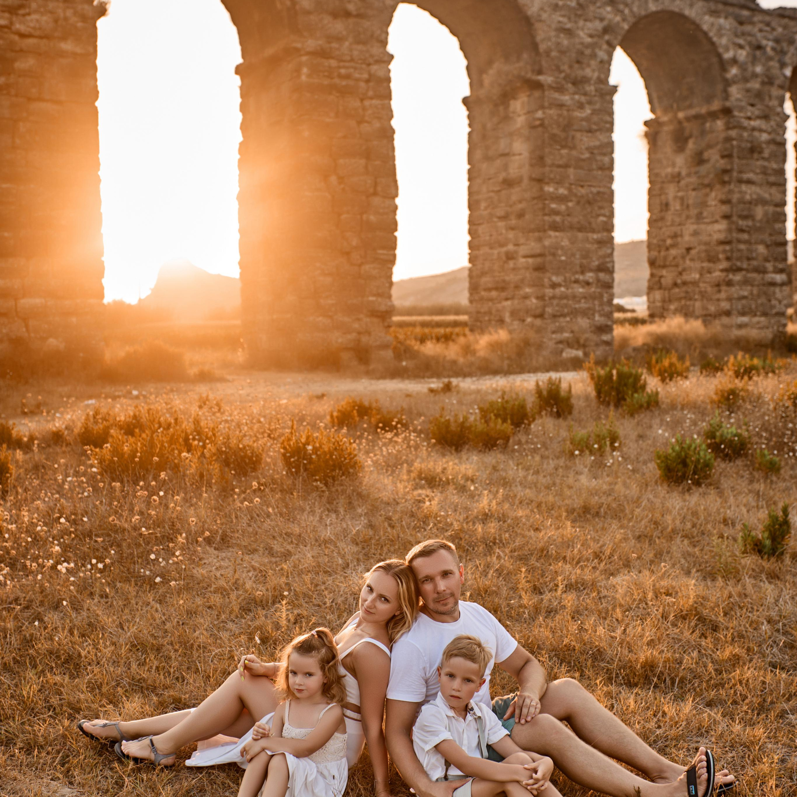3. Sunset. Family photo session at the Aspendos aqueducts. Alsu Develi, Photographer in Turkey, Alanya, Side, Belek, Antalya, Kemer, Turkiye. Photoshooting in Alanya. Photosession in Belek, Side