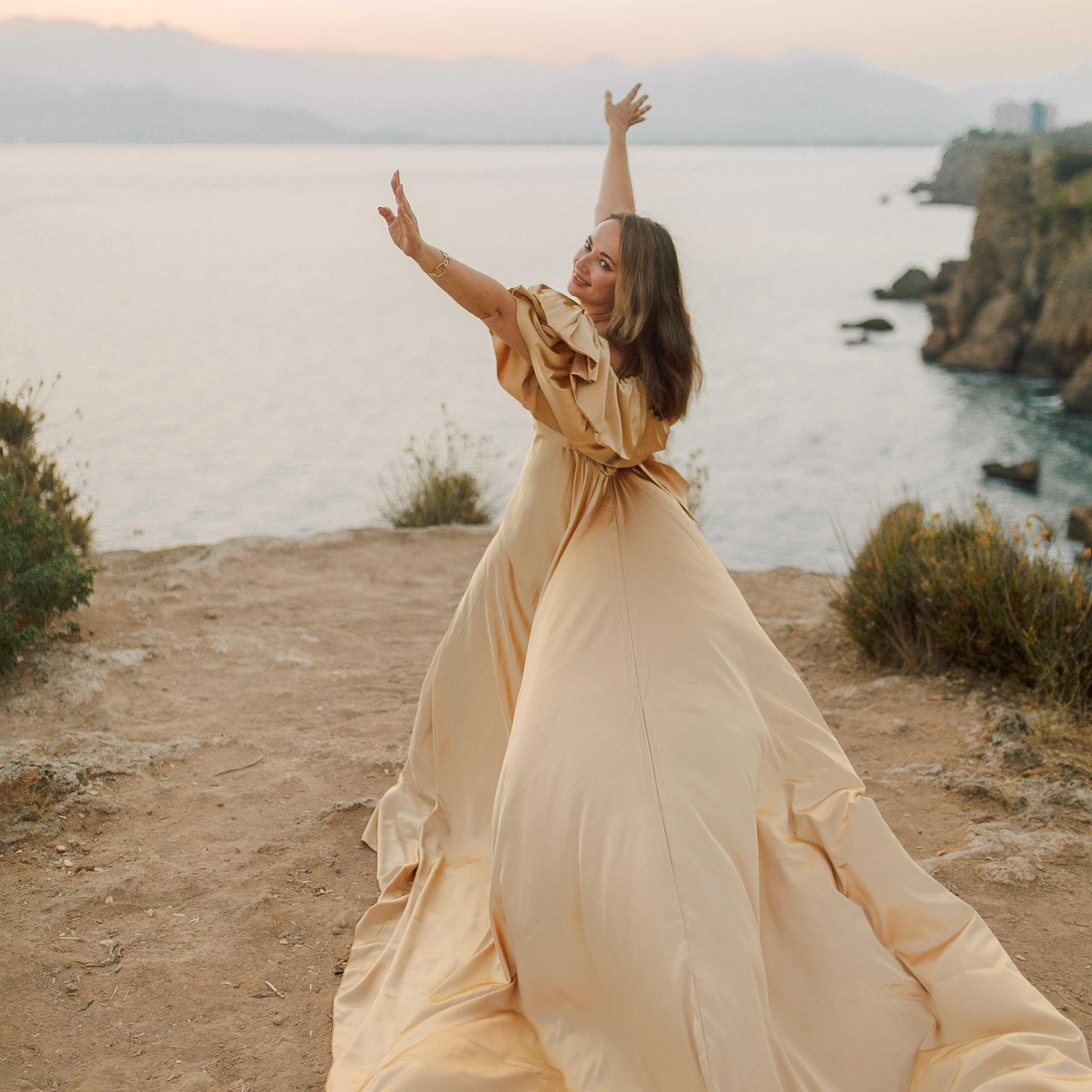 Cliff by the sea. Family photo session. Alsu Develi, Photographer in Turkey, Alanya, Side, Belek, Antalya, Kemer, Turkiye. Photoshooting in Alanya. Photosession in Belek, Side