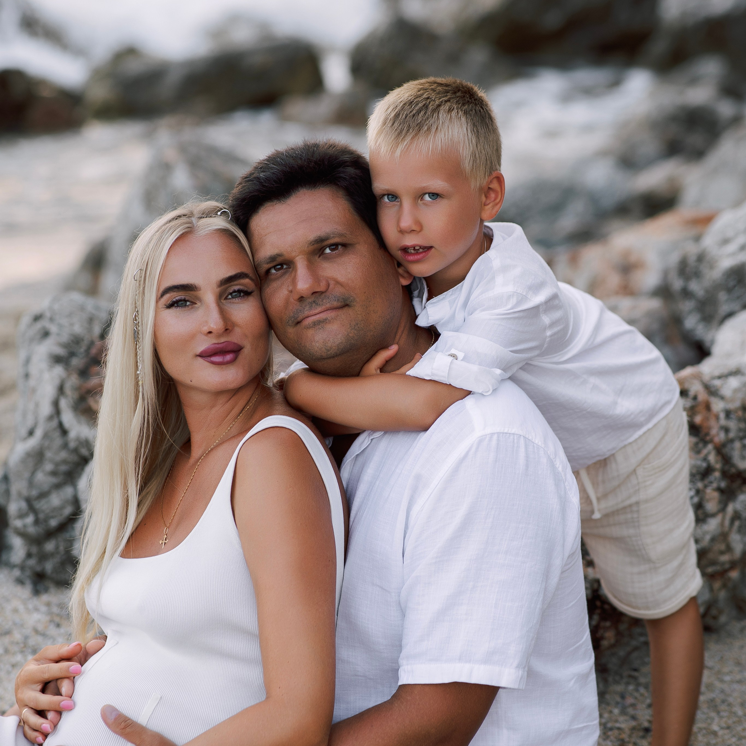 Family photo session on Cleopatra Beach at sunset…. Alsu Develi, Photographer in Turkey, Alanya, Side, Belek, Antalya, Kemer, Turkiye. Photoshooting in Alanya. Photosession in Belek, Side