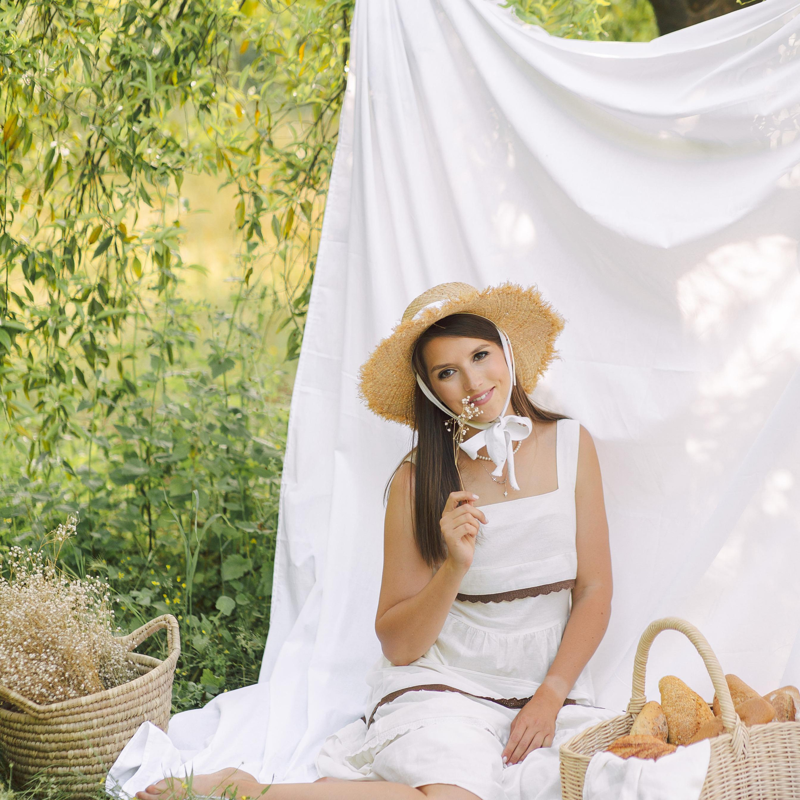 Концептуальная фотосессия с белым бельем в саду. Алсу Девели. Фотограф в Алании в Турции, Аланья, Сиде, Белек, Анталия, Кемер, Конаклы, Окурджалар. Фотосъемки в Алании. Фотосессия в Алания