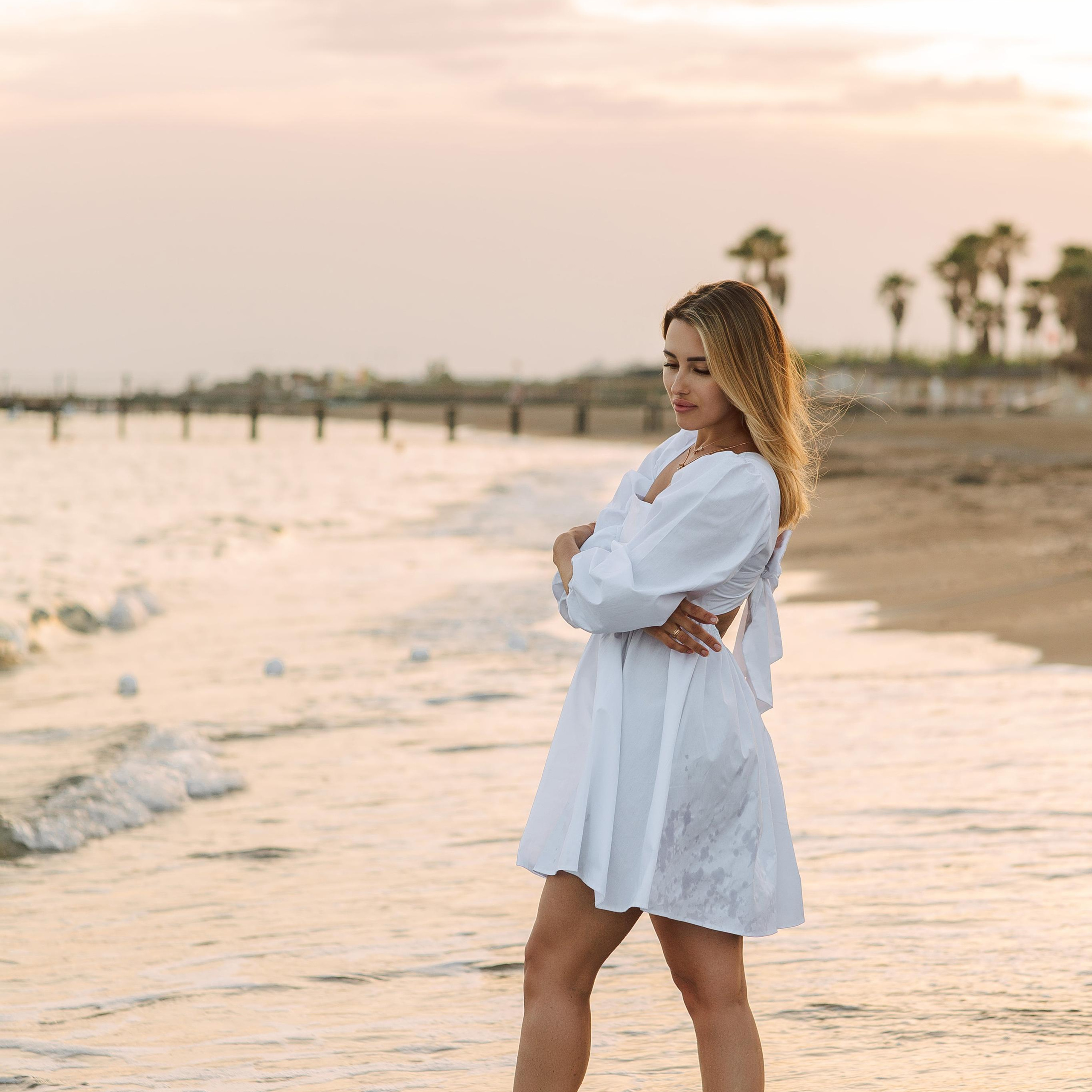 Family photo shoot on the beach in Belek at sunset. Alsu Develi, Photographer in Turkey, Alanya, Side, Belek, Antalya, Kemer, Turkiye. Photoshooting in Alanya. Photosession in Belek, Side