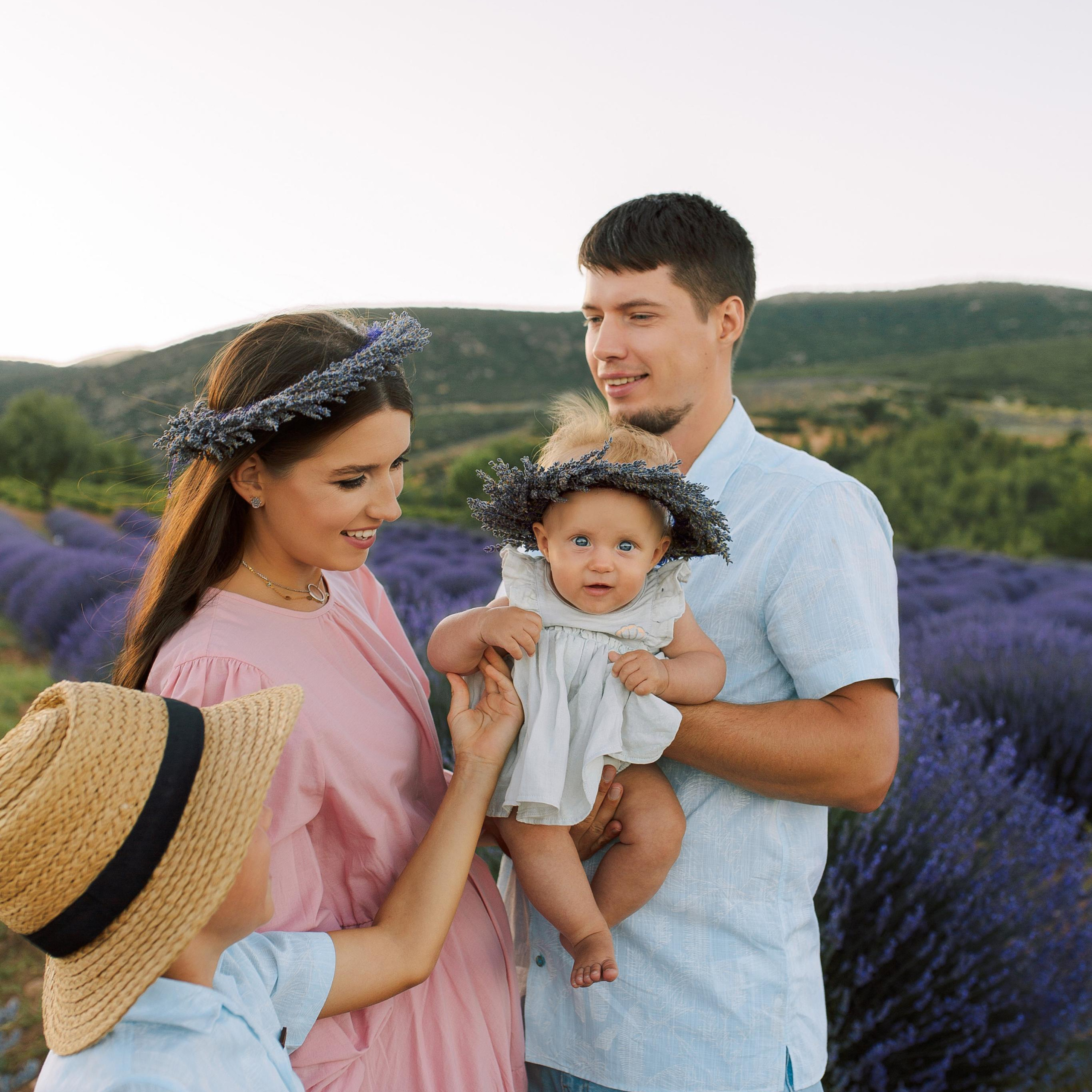 Семейная фотосессия на лавандовых полях. Алсу Девели. Фотограф в Алании в Турции, Аланья, Сиде, Белек, Анталия, Кемер, Конаклы, Окурджалар. Фотосъемки в Алании. Фотосессия в Алания