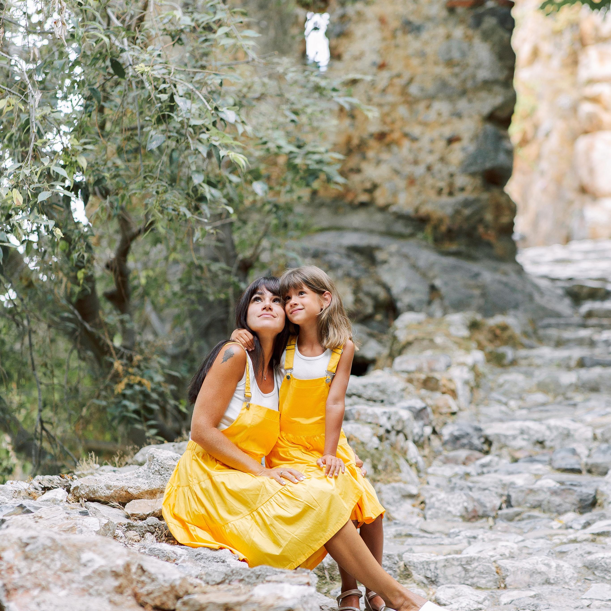 Photo session at the Alanya fortress for mother and daughter. Alsu Develi, Photographer in Turkey, Alanya, Side, Belek, Antalya, Kemer, Turkiye. Photoshooting in Alanya. Photosession in Belek, Side