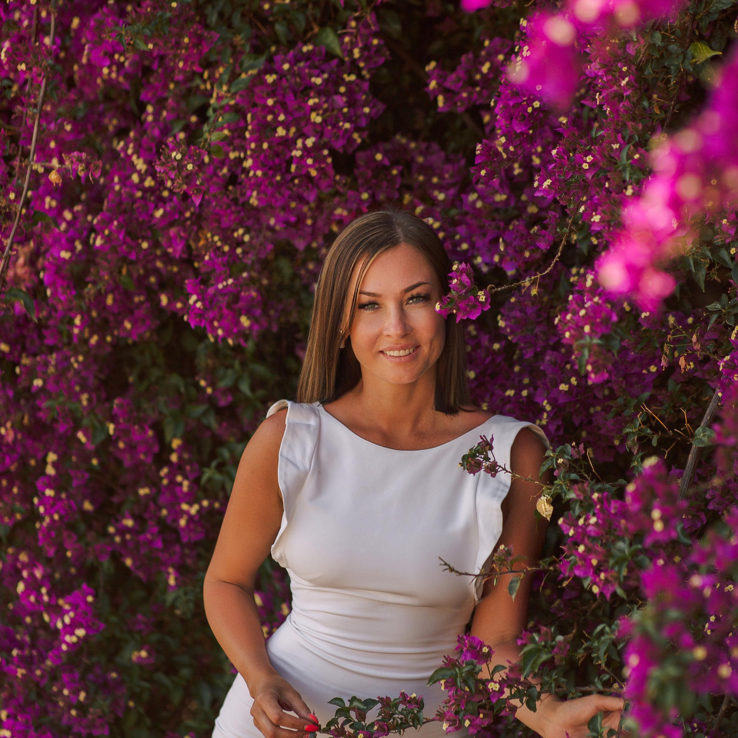 Фотосессия с цветами бугенвилии. Алсу Девели. Фотограф в Алании в Турции, Аланья, Сиде, Белек, Анталия, Кемер, Конаклы, Окурджалар. Фотосъемки в Алании. Фотосессия в Алания