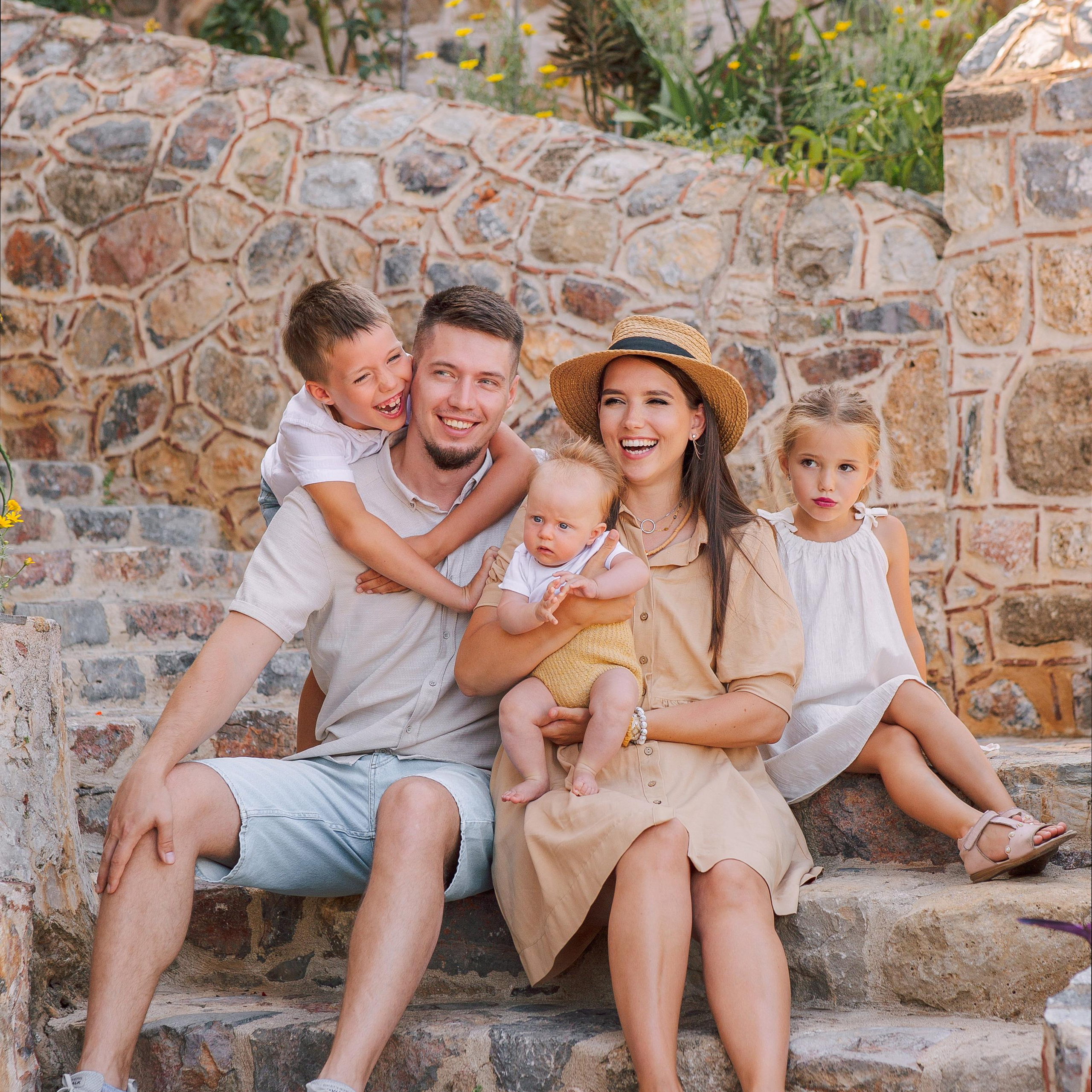 Day. Colorful streets. Family shooting near the Alanya fortress. Alanya. Alsu Develi, Photographer in Turkey, Alanya, Side, Belek, Antalya, Kemer, Turkiye. Photoshooting in Alanya. Photosession in Belek, Side