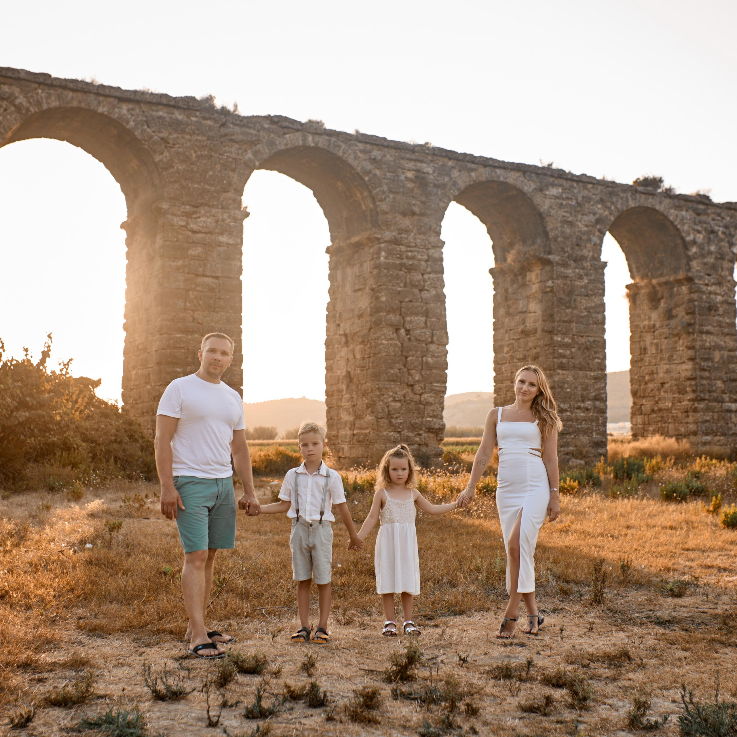 3. Sunset. Family photo session at the Aspendos aqueducts. Alsu Develi, Photographer in Turkey, Alanya, Side, Belek, Antalya, Kemer, Turkiye. Photoshooting in Alanya. Photosession in Belek, Side