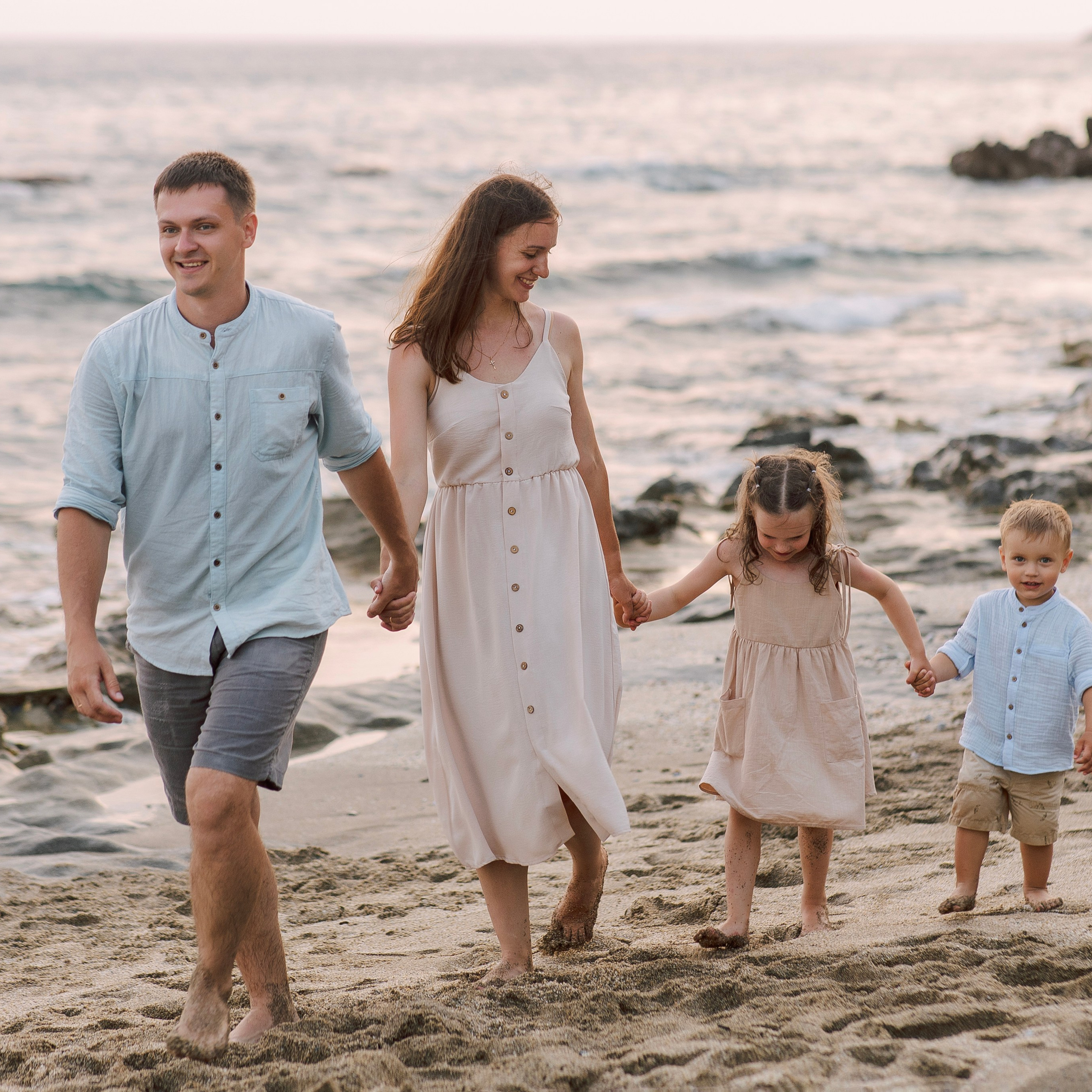 Sunset. Beach. Family photo session on Cleopatra beach at sunset in Alanya. Alanya. Alsu Develi, Photographer in Turkey, Alanya, Side, Belek, Antalya, Kemer, Turkiye. Photoshooting in Alanya. Photosession in Belek, Side