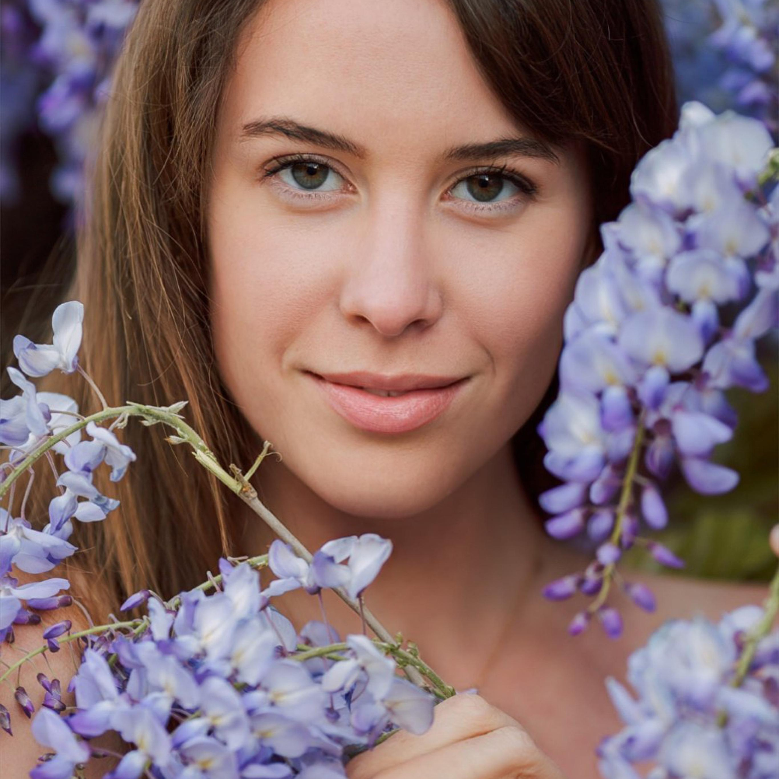Photo shoot with wisteria. Alsu Develi, Photographer in Turkey, Alanya, Side, Belek, Antalya, Kemer, Turkiye. Photoshooting in Alanya. Photosession in Belek, Side