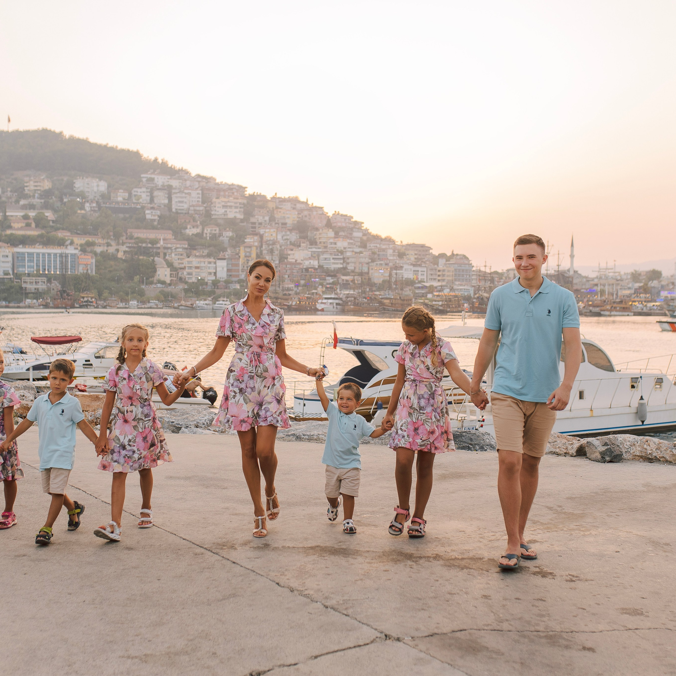 Фотосессия для большой и нарядной семьи в порту Аланьи. Алсу Девели. Фотограф в Алании в Турции, Аланья, Сиде, Белек, Анталия, Кемер, Конаклы, Окурджалар. Фотосъемки в Алании. Фотосессия в Алания