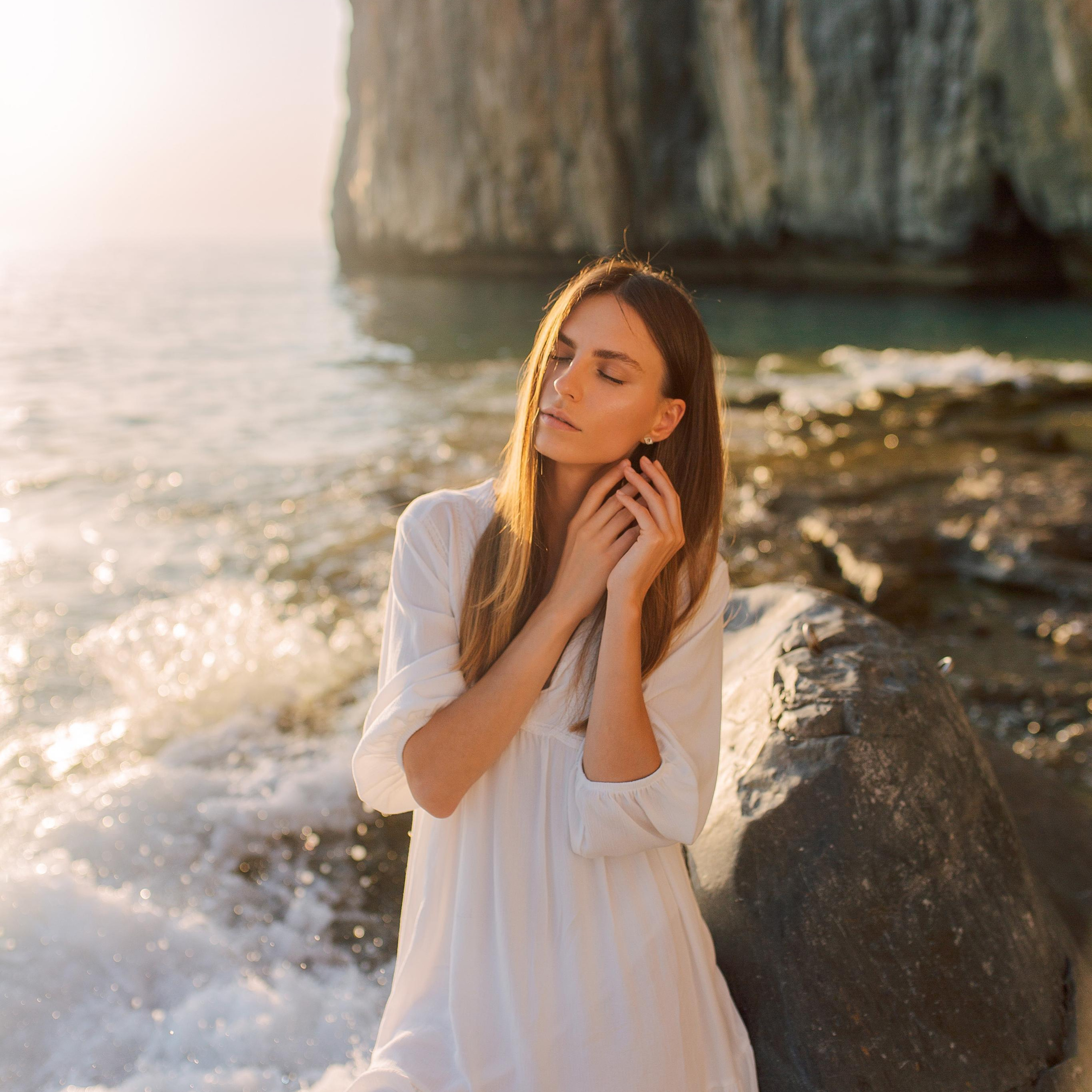 Photoshooting at the junction of the red mountain and the sea at sunset. Alsu Develi, Photographer in Turkey, Alanya, Side, Belek, Antalya, Kemer, Turkiye. Photoshooting in Alanya. Photosession in Belek, Side