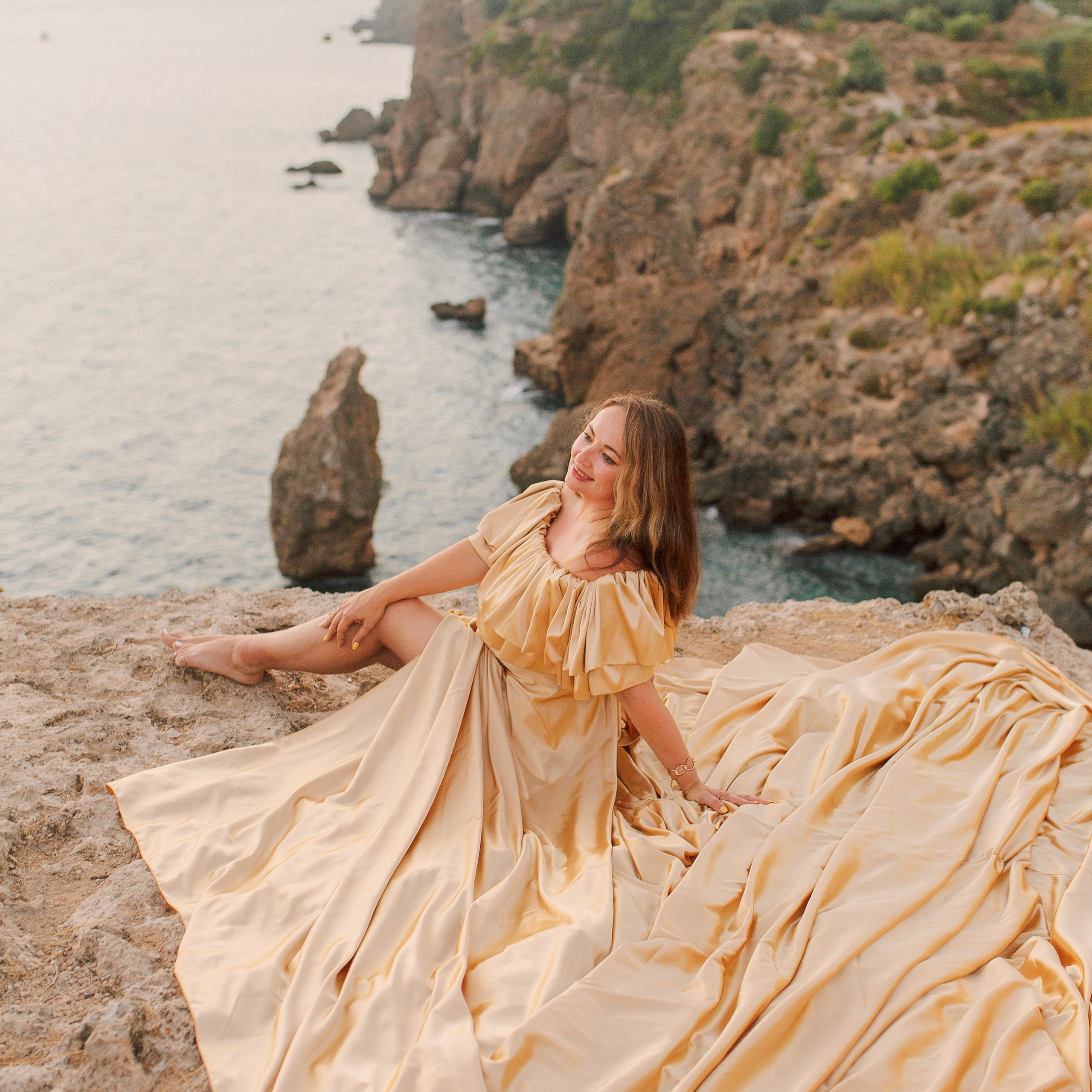 Cliff by the sea. Family photo session. Alsu Develi, Photographer in Turkey, Alanya, Side, Belek, Antalya, Kemer, Turkiye. Photoshooting in Alanya. Photosession in Belek, Side
