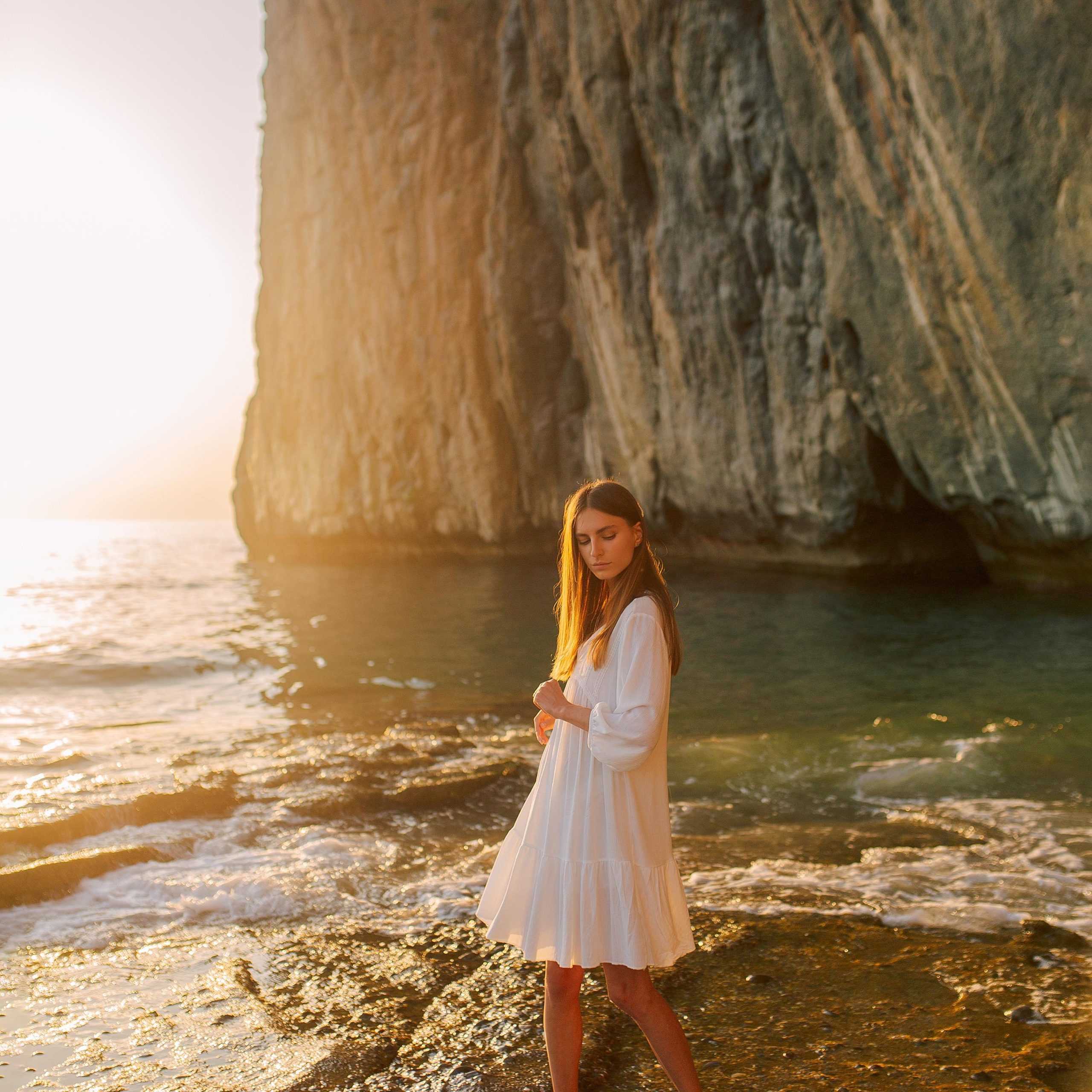 Photoshooting at the junction of the red mountain and the sea at sunset. Alsu Develi, Photographer in Turkey, Alanya, Side, Belek, Antalya, Kemer, Turkiye. Photoshooting in Alanya. Photosession in Belek, Side