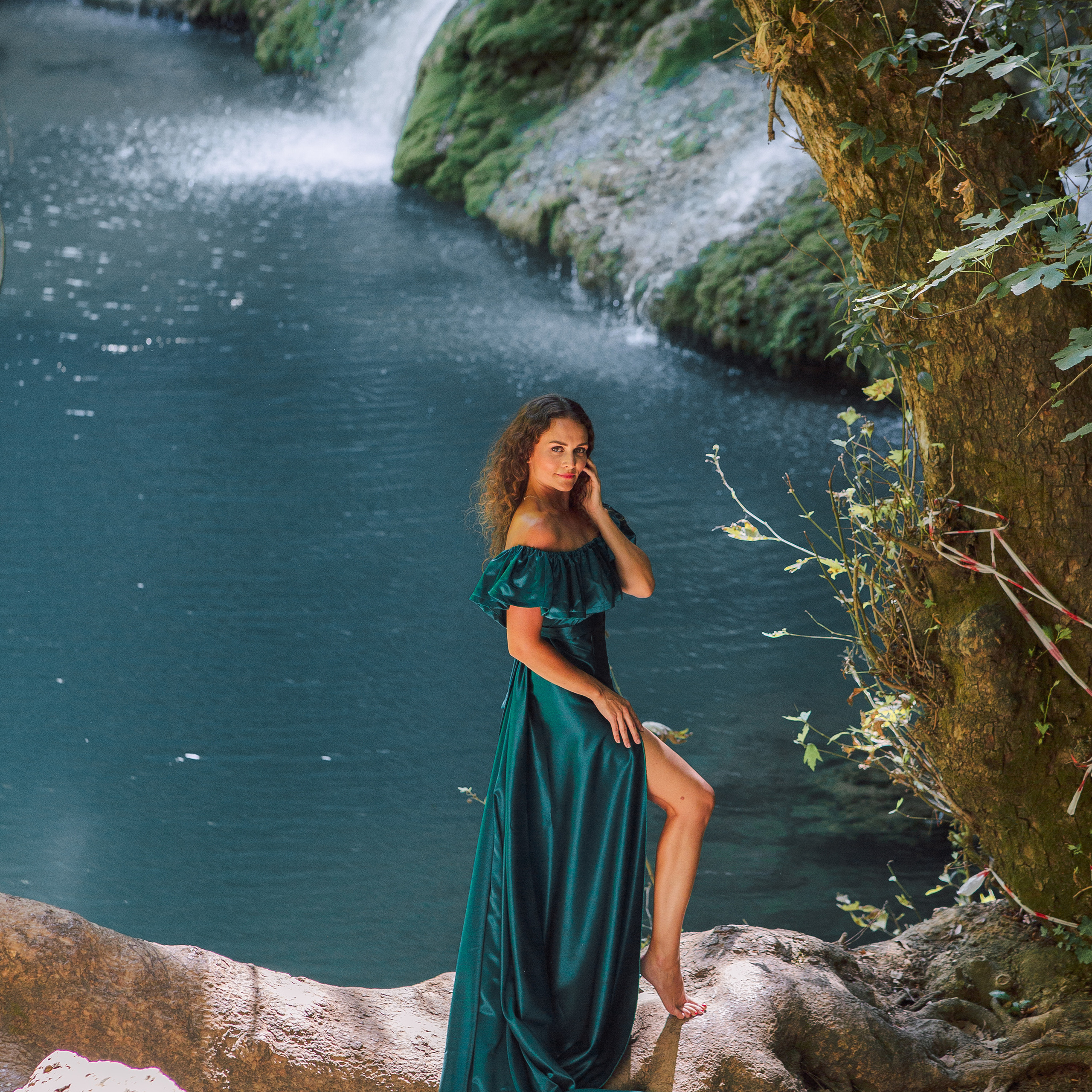 Photo shoot at the waterfall for mom and daughter. Alsu Develi, Photographer in Turkey, Alanya, Side, Belek, Antalya, Kemer, Turkiye. Photoshooting in Alanya. Photosession in Belek, Side