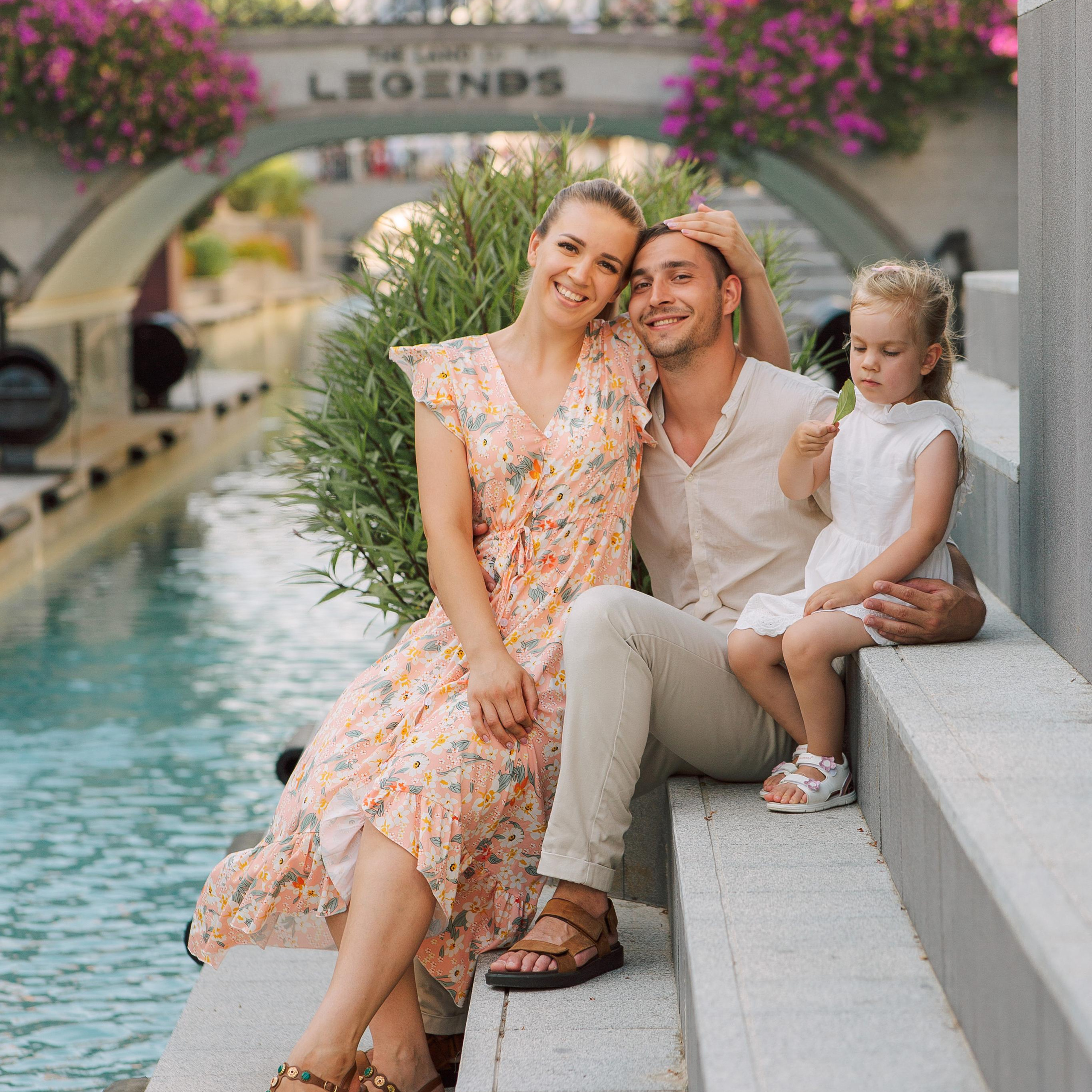 Family photo session in the Land of Legends park. Alsu Develi, Photographer in Turkey, Alanya, Side, Belek, Antalya, Kemer, Turkiye. Photoshooting in Alanya. Photosession in Belek, Side