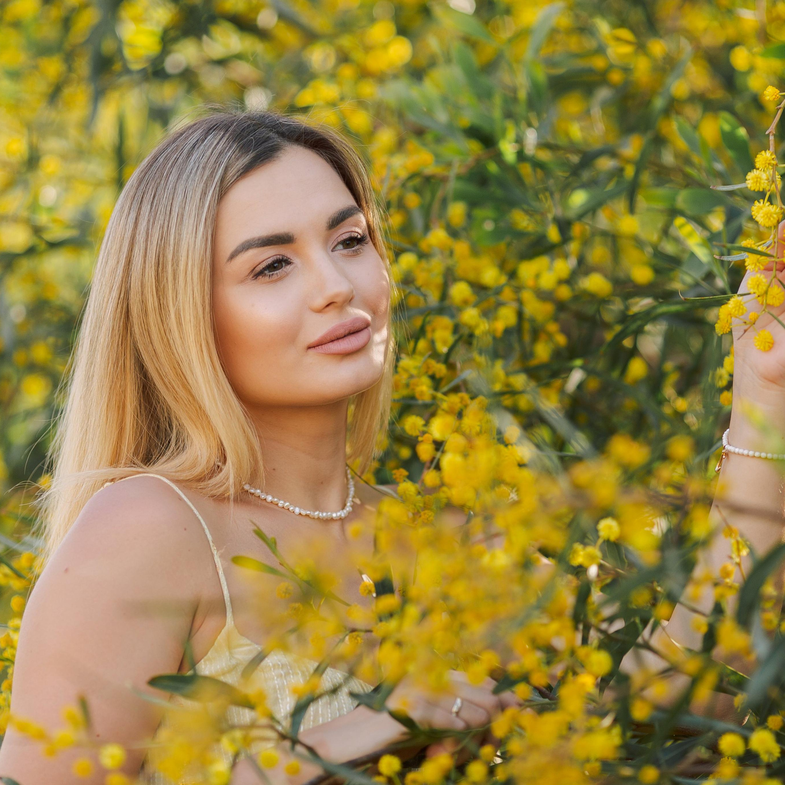 Photo shoot of the unique beauty of yellow mimosa trees. Alsu Develi, Photographer in Turkey, Alanya, Side, Belek, Antalya, Kemer, Turkiye. Photoshooting in Alanya. Photosession in Belek, Side