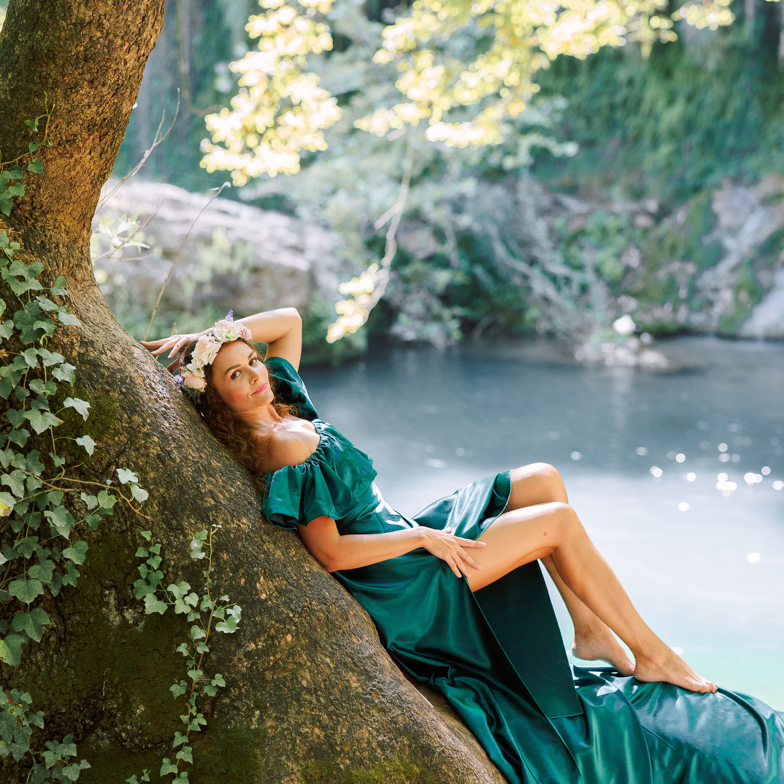 Photo shoot at the waterfall for mom and daughter. Alsu Develi, Photographer in Turkey, Alanya, Side, Belek, Antalya, Kemer, Turkiye. Photoshooting in Alanya. Photosession in Belek, Side